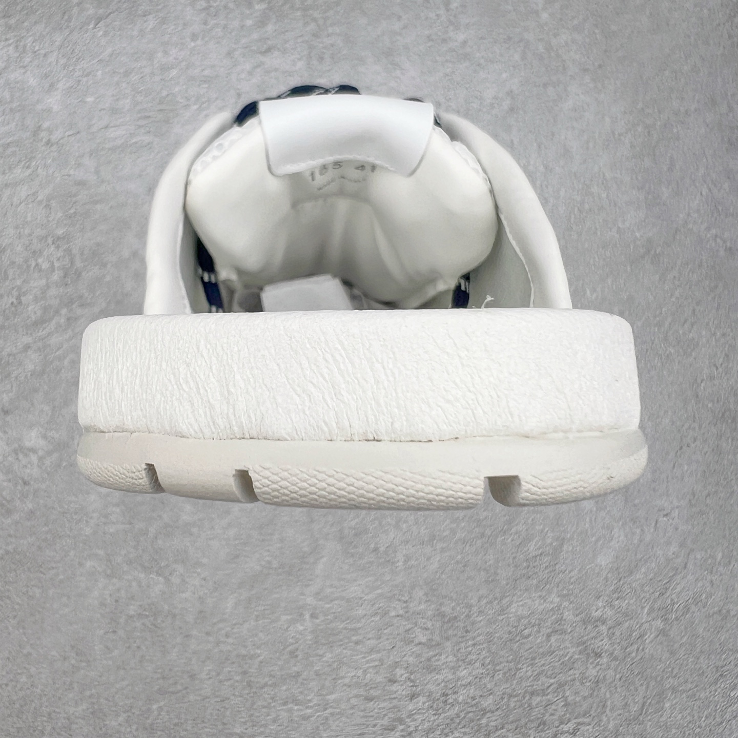 图片[8]-MiuMiu x New Balance NB530 SL 缪缪联名系列低帮经典复古休闲运动鞋半拖 近几年运动品牌与各大潮流品牌不断推出联名产品，在球鞋圈拥有极高的热度。此外，奢侈品牌和运动品牌联名也早已非新鲜事，继 Dior 和 Jordan Brand 以及 Prada 和 adidas 合作后。近日，Miu Miu与New Balance的合作基本已经成为定番，每年都会上新，而近期的最新联名也已经正式曝光，预计会在24年春夏面世！相比之前两次使用的574，这次Miu Miu带来了全新风格。采用了全新型号MR530进行设计，继续使用复古的旧化效果和去年就被带火的美拉德配色打造。Miu Miu作为千禧文化的重要推手，这次也是直接挑选了New Balance 2000年代时发布的健身跑鞋MR530。整体做旧效果非常明显，甚至有些二手鞋的感觉，多少是有点瘦巴黎世家影响了……配色方面将会推出米色和棕色两种颜色可供选择，整体覆盖了做旧麂皮，鞋舌和鞋垫和之前一致，有Miu Miu的Logo，同时搭配皮革和棉质双鞋带组成。尺码：36 37 37.5 38 38.5 39.5 40 40.5 41.5 42 42.5 43.5 44 44.5 45-选品中心