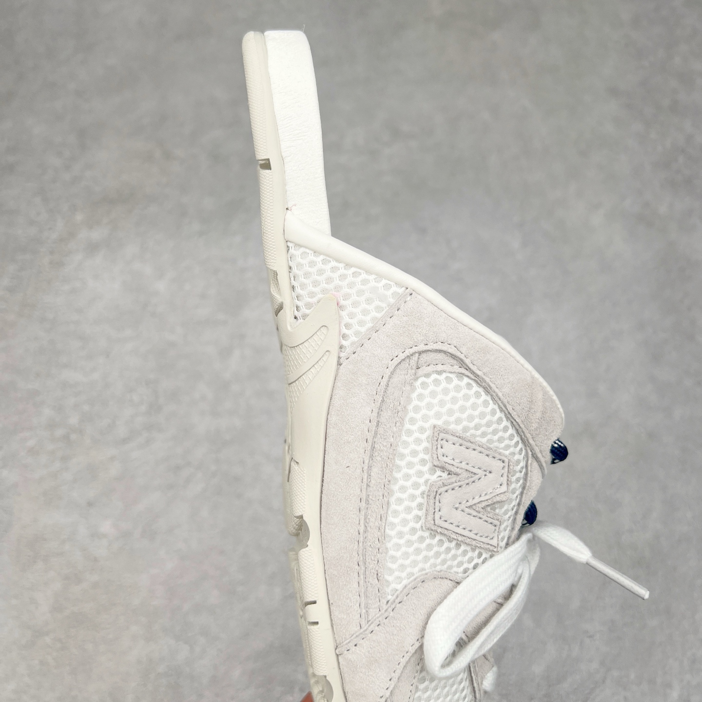 图片[6]-MiuMiu x New Balance NB530 SL 缪缪联名系列低帮经典复古休闲运动鞋半拖 近几年运动品牌与各大潮流品牌不断推出联名产品，在球鞋圈拥有极高的热度。此外，奢侈品牌和运动品牌联名也早已非新鲜事，继 Dior 和 Jordan Brand 以及 Prada 和 adidas 合作后。近日，Miu Miu与New Balance的合作基本已经成为定番，每年都会上新，而近期的最新联名也已经正式曝光，预计会在24年春夏面世！相比之前两次使用的574，这次Miu Miu带来了全新风格。采用了全新型号MR530进行设计，继续使用复古的旧化效果和去年就被带火的美拉德配色打造。Miu Miu作为千禧文化的重要推手，这次也是直接挑选了New Balance 2000年代时发布的健身跑鞋MR530。整体做旧效果非常明显，甚至有些二手鞋的感觉，多少是有点瘦巴黎世家影响了……配色方面将会推出米色和棕色两种颜色可供选择，整体覆盖了做旧麂皮，鞋舌和鞋垫和之前一致，有Miu Miu的Logo，同时搭配皮革和棉质双鞋带组成。尺码：36 37 37.5 38 38.5 39.5 40 40.5 41.5 42 42.5 43.5 44 44.5 45-选品中心