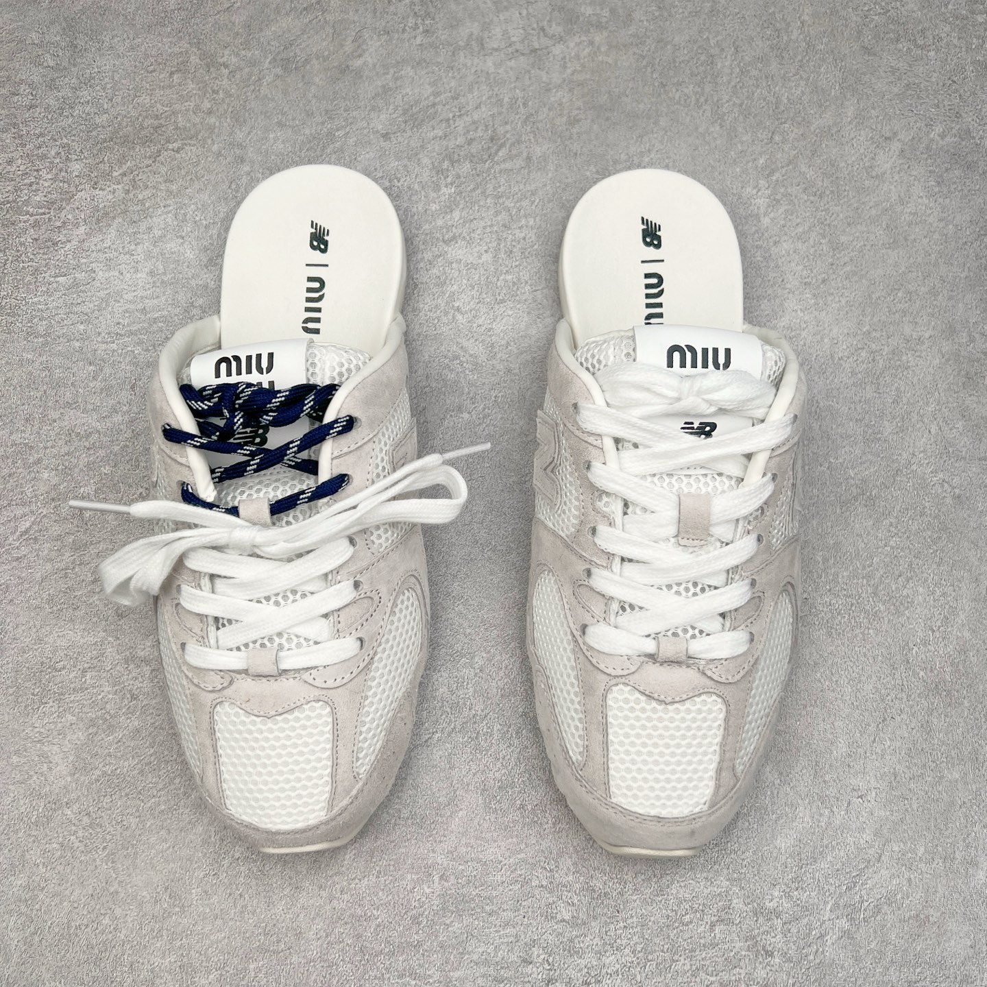 图片[2]-MiuMiu x New Balance NB530 SL 缪缪联名系列低帮经典复古休闲运动鞋半拖 近几年运动品牌与各大潮流品牌不断推出联名产品，在球鞋圈拥有极高的热度。此外，奢侈品牌和运动品牌联名也早已非新鲜事，继 Dior 和 Jordan Brand 以及 Prada 和 adidas 合作后。近日，Miu Miu与New Balance的合作基本已经成为定番，每年都会上新，而近期的最新联名也已经正式曝光，预计会在24年春夏面世！相比之前两次使用的574，这次Miu Miu带来了全新风格。采用了全新型号MR530进行设计，继续使用复古的旧化效果和去年就被带火的美拉德配色打造。Miu Miu作为千禧文化的重要推手，这次也是直接挑选了New Balance 2000年代时发布的健身跑鞋MR530。整体做旧效果非常明显，甚至有些二手鞋的感觉，多少是有点瘦巴黎世家影响了……配色方面将会推出米色和棕色两种颜色可供选择，整体覆盖了做旧麂皮，鞋舌和鞋垫和之前一致，有Miu Miu的Logo，同时搭配皮革和棉质双鞋带组成。尺码：36 37 37.5 38 38.5 39.5 40 40.5 41.5 42 42.5 43.5 44 44.5 45-选品中心