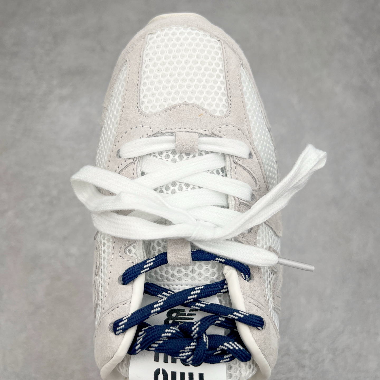 图片[4]-MiuMiu x New Balance NB530 SL 缪缪联名系列低帮经典复古休闲运动鞋半拖 近几年运动品牌与各大潮流品牌不断推出联名产品，在球鞋圈拥有极高的热度。此外，奢侈品牌和运动品牌联名也早已非新鲜事，继 Dior 和 Jordan Brand 以及 Prada 和 adidas 合作后。近日，Miu Miu与New Balance的合作基本已经成为定番，每年都会上新，而近期的最新联名也已经正式曝光，预计会在24年春夏面世！相比之前两次使用的574，这次Miu Miu带来了全新风格。采用了全新型号MR530进行设计，继续使用复古的旧化效果和去年就被带火的美拉德配色打造。Miu Miu作为千禧文化的重要推手，这次也是直接挑选了New Balance 2000年代时发布的健身跑鞋MR530。整体做旧效果非常明显，甚至有些二手鞋的感觉，多少是有点瘦巴黎世家影响了……配色方面将会推出米色和棕色两种颜色可供选择，整体覆盖了做旧麂皮，鞋舌和鞋垫和之前一致，有Miu Miu的Logo，同时搭配皮革和棉质双鞋带组成。尺码：36 37 37.5 38 38.5 39.5 40 40.5 41.5 42 42.5 43.5 44 44.5 45-选品中心