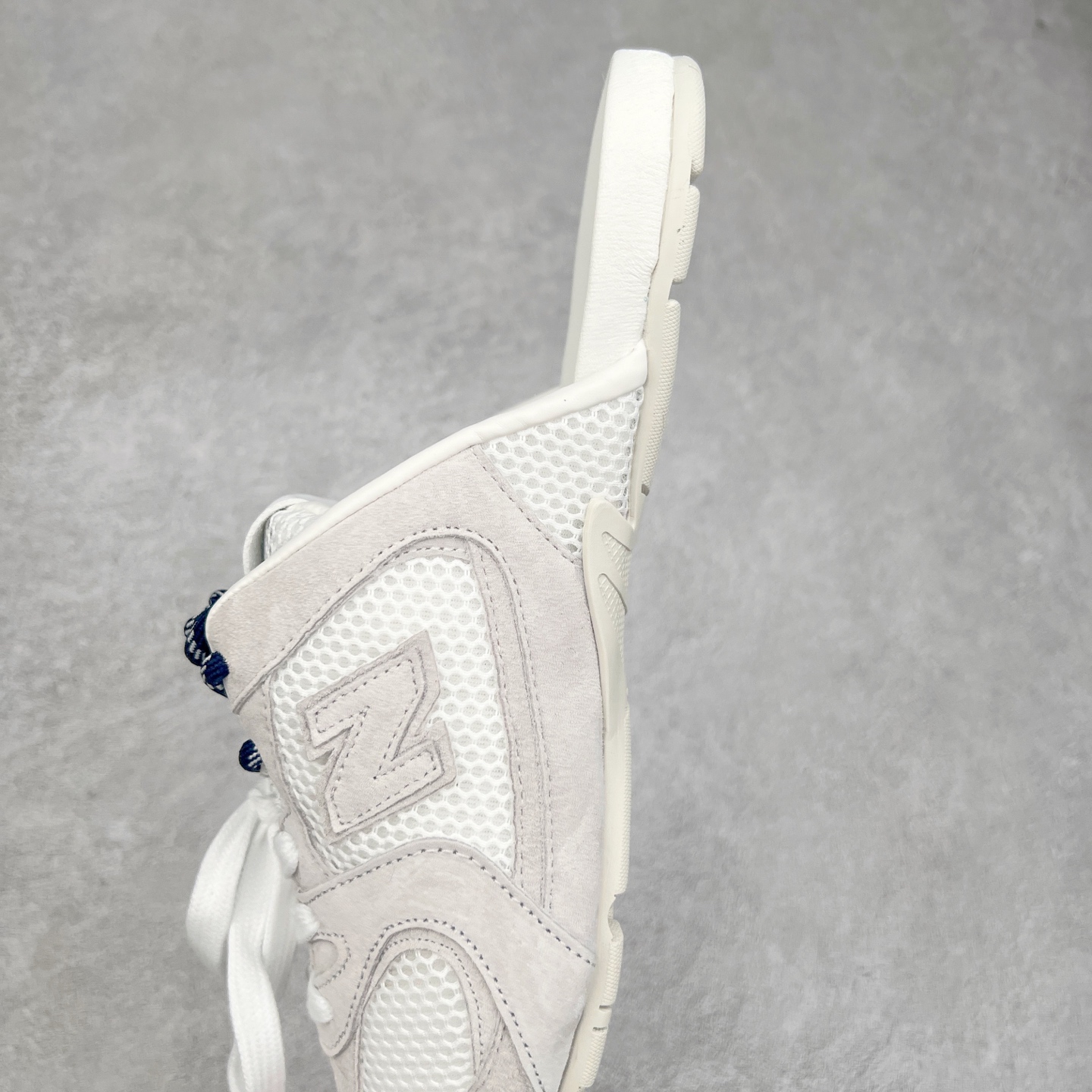 图片[7]-MiuMiu x New Balance NB530 SL 缪缪联名系列低帮经典复古休闲运动鞋半拖 近几年运动品牌与各大潮流品牌不断推出联名产品，在球鞋圈拥有极高的热度。此外，奢侈品牌和运动品牌联名也早已非新鲜事，继 Dior 和 Jordan Brand 以及 Prada 和 adidas 合作后。近日，Miu Miu与New Balance的合作基本已经成为定番，每年都会上新，而近期的最新联名也已经正式曝光，预计会在24年春夏面世！相比之前两次使用的574，这次Miu Miu带来了全新风格。采用了全新型号MR530进行设计，继续使用复古的旧化效果和去年就被带火的美拉德配色打造。Miu Miu作为千禧文化的重要推手，这次也是直接挑选了New Balance 2000年代时发布的健身跑鞋MR530。整体做旧效果非常明显，甚至有些二手鞋的感觉，多少是有点瘦巴黎世家影响了……配色方面将会推出米色和棕色两种颜色可供选择，整体覆盖了做旧麂皮，鞋舌和鞋垫和之前一致，有Miu Miu的Logo，同时搭配皮革和棉质双鞋带组成。尺码：36 37 37.5 38 38.5 39.5 40 40.5 41.5 42 42.5 43.5 44 44.5 45-选品中心