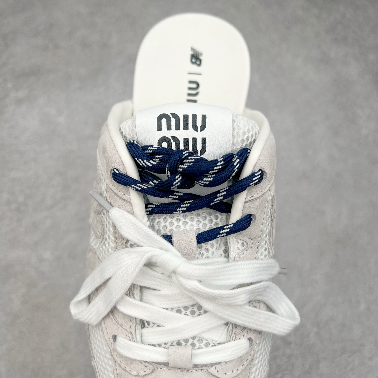 图片[5]-MiuMiu x New Balance NB530 SL 缪缪联名系列低帮经典复古休闲运动鞋半拖 近几年运动品牌与各大潮流品牌不断推出联名产品，在球鞋圈拥有极高的热度。此外，奢侈品牌和运动品牌联名也早已非新鲜事，继 Dior 和 Jordan Brand 以及 Prada 和 adidas 合作后。近日，Miu Miu与New Balance的合作基本已经成为定番，每年都会上新，而近期的最新联名也已经正式曝光，预计会在24年春夏面世！相比之前两次使用的574，这次Miu Miu带来了全新风格。采用了全新型号MR530进行设计，继续使用复古的旧化效果和去年就被带火的美拉德配色打造。Miu Miu作为千禧文化的重要推手，这次也是直接挑选了New Balance 2000年代时发布的健身跑鞋MR530。整体做旧效果非常明显，甚至有些二手鞋的感觉，多少是有点瘦巴黎世家影响了……配色方面将会推出米色和棕色两种颜色可供选择，整体覆盖了做旧麂皮，鞋舌和鞋垫和之前一致，有Miu Miu的Logo，同时搭配皮革和棉质双鞋带组成。尺码：36 37 37.5 38 38.5 39.5 40 40.5 41.5 42 42.5 43.5 44 44.5 45-选品中心