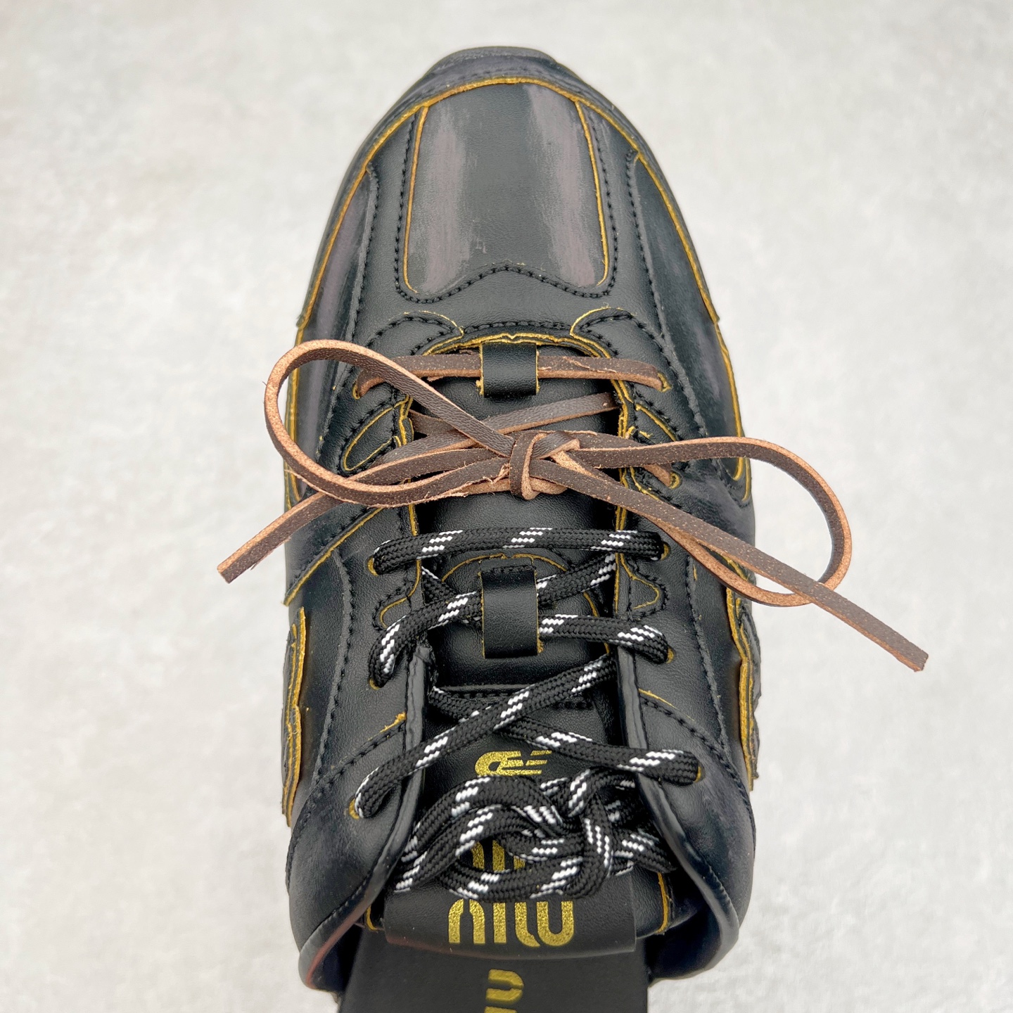 图片[4]-MiuMiu x New Balance NB530 SL 缪缪联名系列低帮经典复古休闲运动鞋半拖 近几年运动品牌与各大潮流品牌不断推出联名产品，在球鞋圈拥有极高的热度。此外，奢侈品牌和运动品牌联名也早已非新鲜事，继 Dior 和 Jordan Brand 以及 Prada 和 adidas 合作后。近日，Miu Miu与New Balance的合作基本已经成为定番，每年都会上新，而近期的最新联名也已经正式曝光，预计会在24年春夏面世！相比之前两次使用的574，这次Miu Miu带来了全新风格。采用了全新型号MR530进行设计，继续使用复古的旧化效果和去年就被带火的美拉德配色打造。Miu Miu作为千禧文化的重要推手，这次也是直接挑选了New Balance 2000年代时发布的健身跑鞋MR530。整体做旧效果非常明显，甚至有些二手鞋的感觉，多少是有点瘦巴黎世家影响了……配色方面将会推出米色和棕色两种颜色可供选择，整体覆盖了做旧麂皮，鞋舌和鞋垫和之前一致，有Miu Miu的Logo，同时搭配皮革和棉质双鞋带组成。尺码：36 37 37.5 38 38.5 39.5 40 40.5 41.5 42 42.5 43.5 44 44.5 45-选品中心