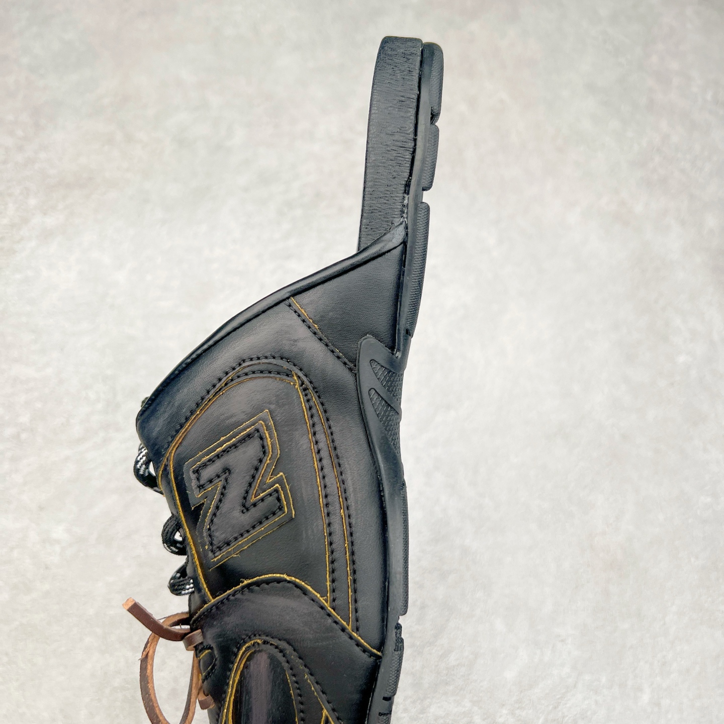 图片[7]-MiuMiu x New Balance NB530 SL 缪缪联名系列低帮经典复古休闲运动鞋半拖 近几年运动品牌与各大潮流品牌不断推出联名产品，在球鞋圈拥有极高的热度。此外，奢侈品牌和运动品牌联名也早已非新鲜事，继 Dior 和 Jordan Brand 以及 Prada 和 adidas 合作后。近日，Miu Miu与New Balance的合作基本已经成为定番，每年都会上新，而近期的最新联名也已经正式曝光，预计会在24年春夏面世！相比之前两次使用的574，这次Miu Miu带来了全新风格。采用了全新型号MR530进行设计，继续使用复古的旧化效果和去年就被带火的美拉德配色打造。Miu Miu作为千禧文化的重要推手，这次也是直接挑选了New Balance 2000年代时发布的健身跑鞋MR530。整体做旧效果非常明显，甚至有些二手鞋的感觉，多少是有点瘦巴黎世家影响了……配色方面将会推出米色和棕色两种颜色可供选择，整体覆盖了做旧麂皮，鞋舌和鞋垫和之前一致，有Miu Miu的Logo，同时搭配皮革和棉质双鞋带组成。尺码：36 37 37.5 38 38.5 39.5 40 40.5 41.5 42 42.5 43.5 44 44.5 45-选品中心