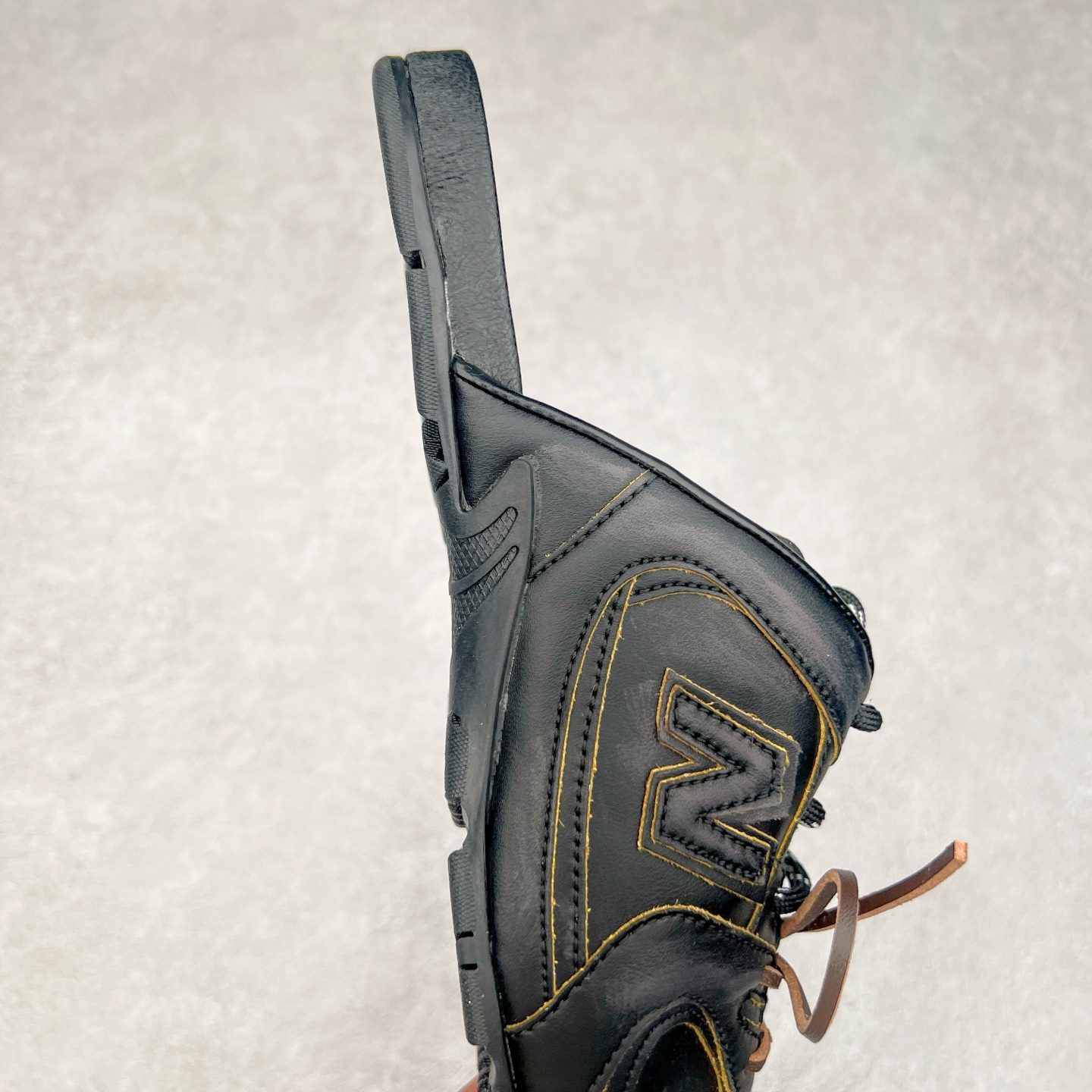 图片[6]-MiuMiu x New Balance NB530 SL 缪缪联名系列低帮经典复古休闲运动鞋半拖 近几年运动品牌与各大潮流品牌不断推出联名产品，在球鞋圈拥有极高的热度。此外，奢侈品牌和运动品牌联名也早已非新鲜事，继 Dior 和 Jordan Brand 以及 Prada 和 adidas 合作后。近日，Miu Miu与New Balance的合作基本已经成为定番，每年都会上新，而近期的最新联名也已经正式曝光，预计会在24年春夏面世！相比之前两次使用的574，这次Miu Miu带来了全新风格。采用了全新型号MR530进行设计，继续使用复古的旧化效果和去年就被带火的美拉德配色打造。Miu Miu作为千禧文化的重要推手，这次也是直接挑选了New Balance 2000年代时发布的健身跑鞋MR530。整体做旧效果非常明显，甚至有些二手鞋的感觉，多少是有点瘦巴黎世家影响了……配色方面将会推出米色和棕色两种颜色可供选择，整体覆盖了做旧麂皮，鞋舌和鞋垫和之前一致，有Miu Miu的Logo，同时搭配皮革和棉质双鞋带组成。尺码：36 37 37.5 38 38.5 39.5 40 40.5 41.5 42 42.5 43.5 44 44.5 45-选品中心