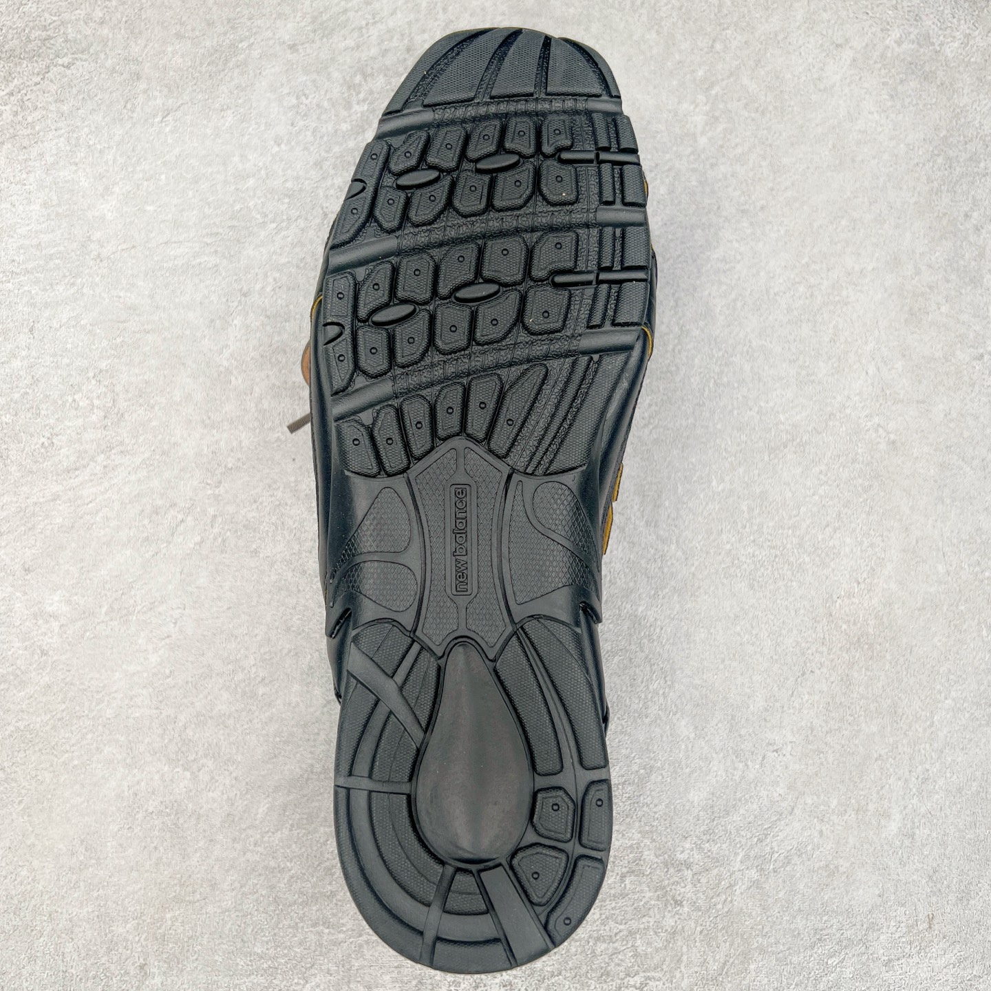 图片[9]-MiuMiu x New Balance NB530 SL 缪缪联名系列低帮经典复古休闲运动鞋半拖 近几年运动品牌与各大潮流品牌不断推出联名产品，在球鞋圈拥有极高的热度。此外，奢侈品牌和运动品牌联名也早已非新鲜事，继 Dior 和 Jordan Brand 以及 Prada 和 adidas 合作后。近日，Miu Miu与New Balance的合作基本已经成为定番，每年都会上新，而近期的最新联名也已经正式曝光，预计会在24年春夏面世！相比之前两次使用的574，这次Miu Miu带来了全新风格。采用了全新型号MR530进行设计，继续使用复古的旧化效果和去年就被带火的美拉德配色打造。Miu Miu作为千禧文化的重要推手，这次也是直接挑选了New Balance 2000年代时发布的健身跑鞋MR530。整体做旧效果非常明显，甚至有些二手鞋的感觉，多少是有点瘦巴黎世家影响了……配色方面将会推出米色和棕色两种颜色可供选择，整体覆盖了做旧麂皮，鞋舌和鞋垫和之前一致，有Miu Miu的Logo，同时搭配皮革和棉质双鞋带组成。尺码：36 37 37.5 38 38.5 39.5 40 40.5 41.5 42 42.5 43.5 44 44.5 45-选品中心