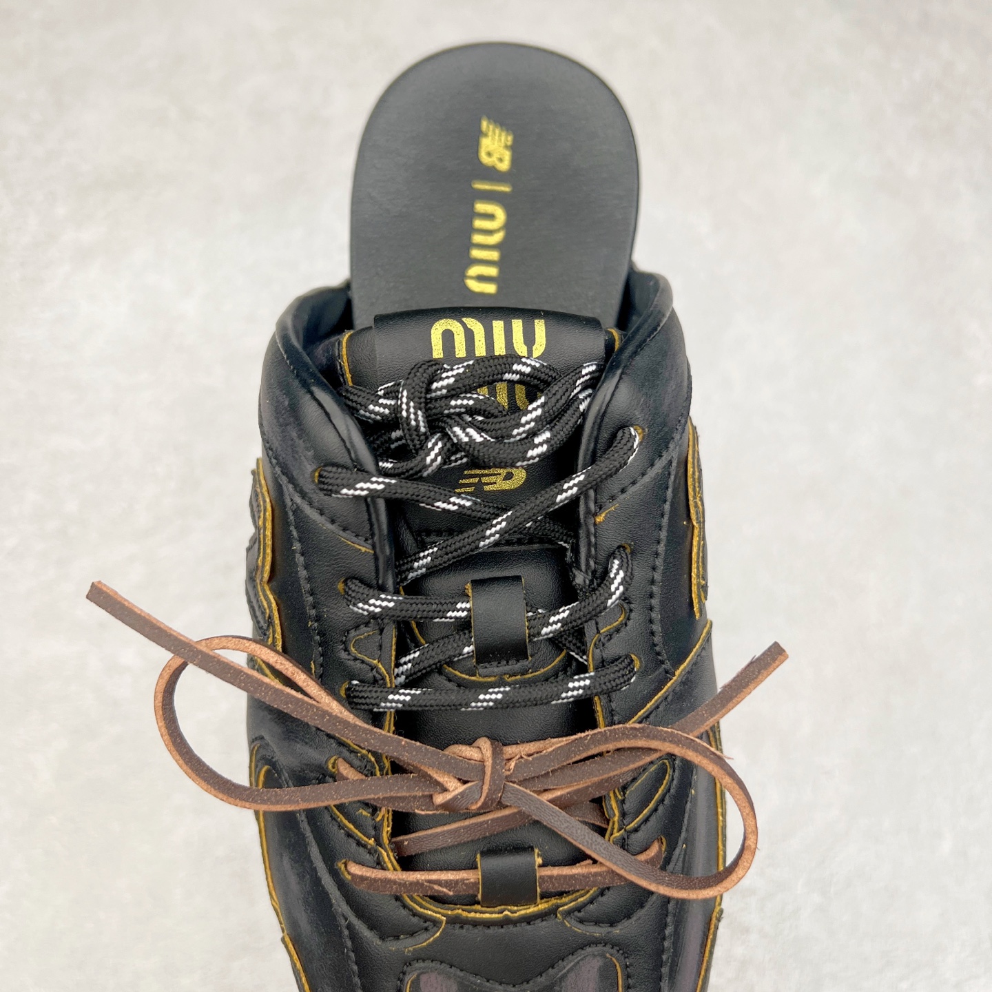 图片[5]-MiuMiu x New Balance NB530 SL 缪缪联名系列低帮经典复古休闲运动鞋半拖 近几年运动品牌与各大潮流品牌不断推出联名产品，在球鞋圈拥有极高的热度。此外，奢侈品牌和运动品牌联名也早已非新鲜事，继 Dior 和 Jordan Brand 以及 Prada 和 adidas 合作后。近日，Miu Miu与New Balance的合作基本已经成为定番，每年都会上新，而近期的最新联名也已经正式曝光，预计会在24年春夏面世！相比之前两次使用的574，这次Miu Miu带来了全新风格。采用了全新型号MR530进行设计，继续使用复古的旧化效果和去年就被带火的美拉德配色打造。Miu Miu作为千禧文化的重要推手，这次也是直接挑选了New Balance 2000年代时发布的健身跑鞋MR530。整体做旧效果非常明显，甚至有些二手鞋的感觉，多少是有点瘦巴黎世家影响了……配色方面将会推出米色和棕色两种颜色可供选择，整体覆盖了做旧麂皮，鞋舌和鞋垫和之前一致，有Miu Miu的Logo，同时搭配皮革和棉质双鞋带组成。尺码：36 37 37.5 38 38.5 39.5 40 40.5 41.5 42 42.5 43.5 44 44.5 45-选品中心