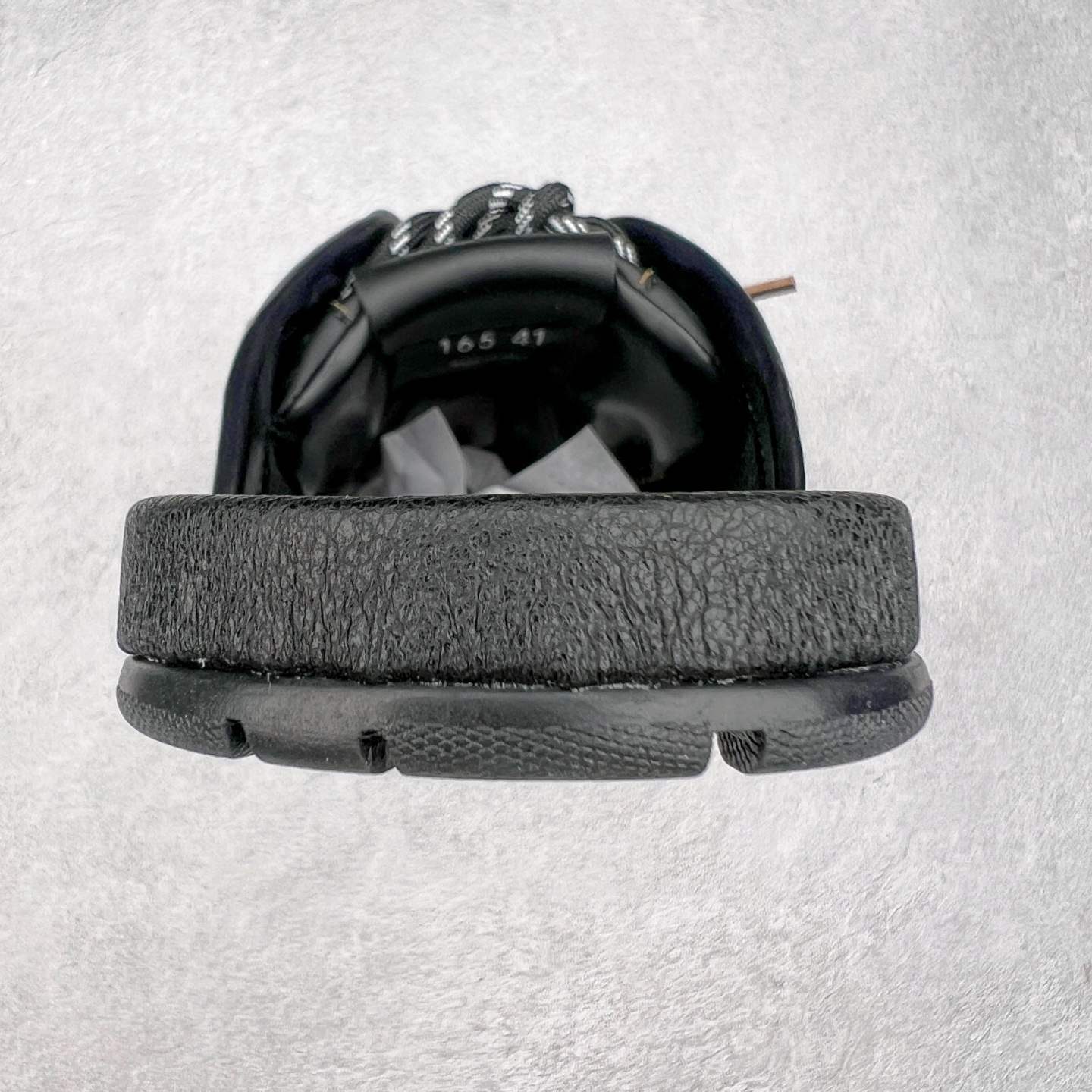 图片[8]-MiuMiu x New Balance NB530 SL 缪缪联名系列低帮经典复古休闲运动鞋半拖 近几年运动品牌与各大潮流品牌不断推出联名产品，在球鞋圈拥有极高的热度。此外，奢侈品牌和运动品牌联名也早已非新鲜事，继 Dior 和 Jordan Brand 以及 Prada 和 adidas 合作后。近日，Miu Miu与New Balance的合作基本已经成为定番，每年都会上新，而近期的最新联名也已经正式曝光，预计会在24年春夏面世！相比之前两次使用的574，这次Miu Miu带来了全新风格。采用了全新型号MR530进行设计，继续使用复古的旧化效果和去年就被带火的美拉德配色打造。Miu Miu作为千禧文化的重要推手，这次也是直接挑选了New Balance 2000年代时发布的健身跑鞋MR530。整体做旧效果非常明显，甚至有些二手鞋的感觉，多少是有点瘦巴黎世家影响了……配色方面将会推出米色和棕色两种颜色可供选择，整体覆盖了做旧麂皮，鞋舌和鞋垫和之前一致，有Miu Miu的Logo，同时搭配皮革和棉质双鞋带组成。尺码：36 37 37.5 38 38.5 39.5 40 40.5 41.5 42 42.5 43.5 44 44.5 45-选品中心