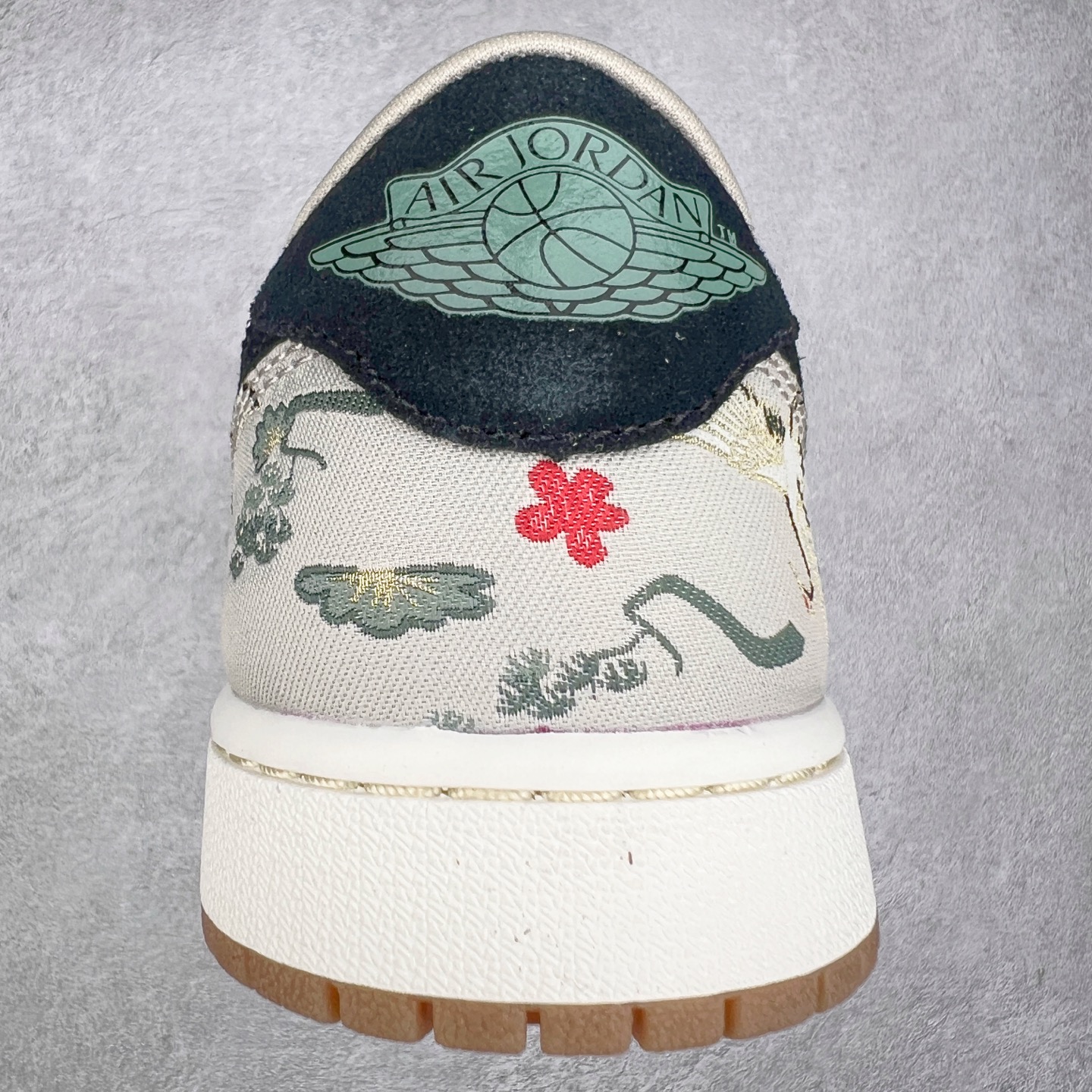 图片[8]-＃DT纯原 Air Jordan AJ1 Low 低帮 八村塁联名 花卉 HV8293-100 终端优势供应 市面中低帮最具代表性版本没有之一 口碑大厂出品 品控大底版型不断改良更新 全套原纸板楦头开发 确保原汁原味 完美呈现版型 完美零毛边处理 原厂内置全掌气垫 价格定位良心 平台专用代工流水线出品 一眼公司既视感 拿到手的一瞬间就与众不同 碾压市面所有版本 全部原鞋开发 每一个配色都会采购原鞋确认细节 打破市面看图做货无好货之说 尺码：35.5 36 36.5 37.5 38 38.5 39 40 40.5 41 42 42.5 43 44 44.5 45 46-选品中心