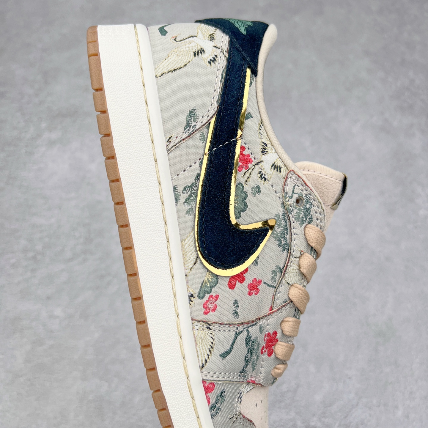 图片[6]-＃DT纯原 Air Jordan AJ1 Low 低帮 八村塁联名 花卉 HV8293-100 终端优势供应 市面中低帮最具代表性版本没有之一 口碑大厂出品 品控大底版型不断改良更新 全套原纸板楦头开发 确保原汁原味 完美呈现版型 完美零毛边处理 原厂内置全掌气垫 价格定位良心 平台专用代工流水线出品 一眼公司既视感 拿到手的一瞬间就与众不同 碾压市面所有版本 全部原鞋开发 每一个配色都会采购原鞋确认细节 打破市面看图做货无好货之说 尺码：35.5 36 36.5 37.5 38 38.5 39 40 40.5 41 42 42.5 43 44 44.5 45 46-选品中心