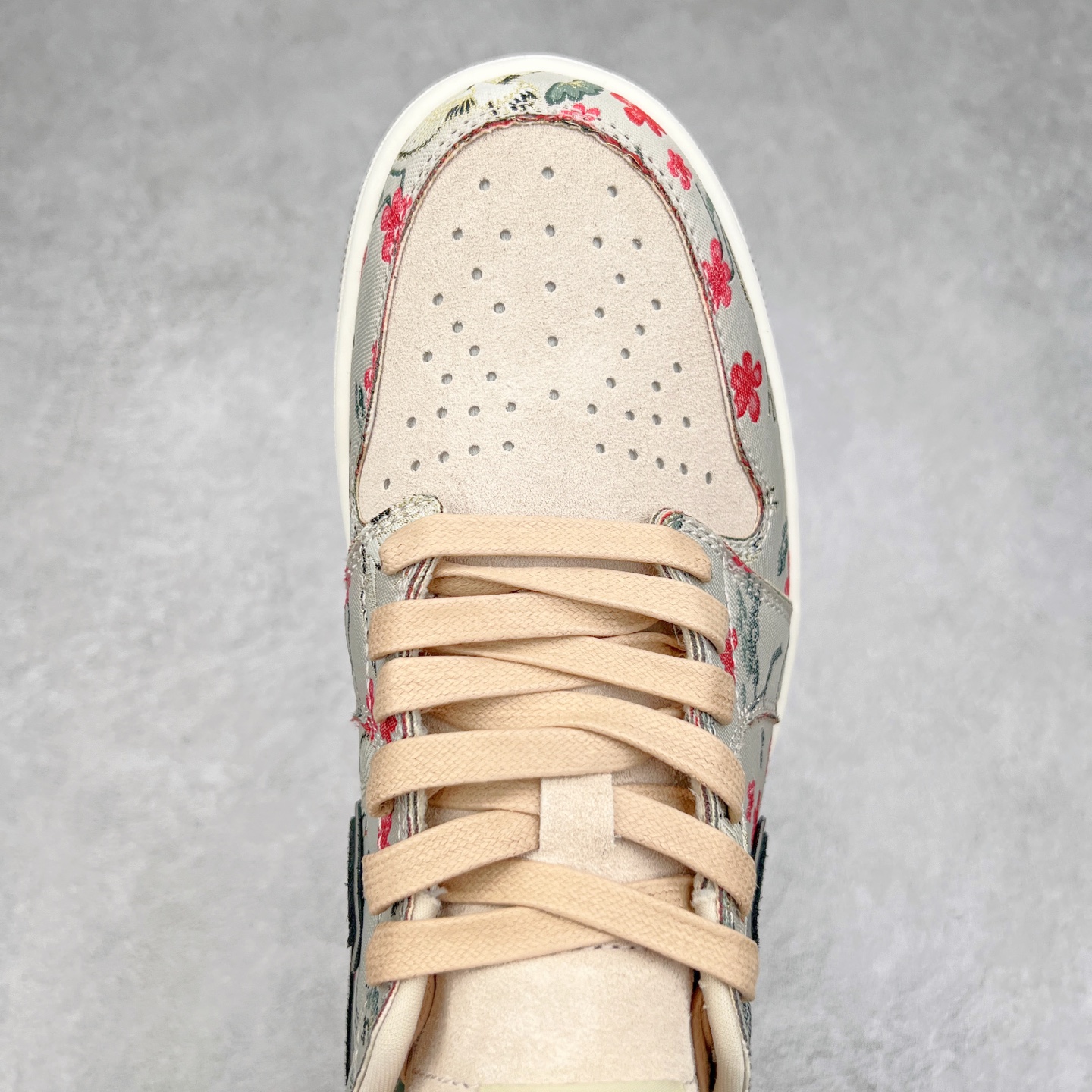 图片[4]-＃DT纯原 Air Jordan AJ1 Low 低帮 八村塁联名 花卉 HV8293-100 终端优势供应 市面中低帮最具代表性版本没有之一 口碑大厂出品 品控大底版型不断改良更新 全套原纸板楦头开发 确保原汁原味 完美呈现版型 完美零毛边处理 原厂内置全掌气垫 价格定位良心 平台专用代工流水线出品 一眼公司既视感 拿到手的一瞬间就与众不同 碾压市面所有版本 全部原鞋开发 每一个配色都会采购原鞋确认细节 打破市面看图做货无好货之说 尺码：35.5 36 36.5 37.5 38 38.5 39 40 40.5 41 42 42.5 43 44 44.5 45 46-选品中心