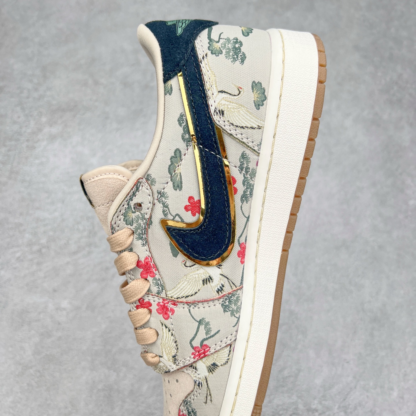 图片[7]-＃DT纯原 Air Jordan AJ1 Low 低帮 八村塁联名 花卉 HV8293-100 终端优势供应 市面中低帮最具代表性版本没有之一 口碑大厂出品 品控大底版型不断改良更新 全套原纸板楦头开发 确保原汁原味 完美呈现版型 完美零毛边处理 原厂内置全掌气垫 价格定位良心 平台专用代工流水线出品 一眼公司既视感 拿到手的一瞬间就与众不同 碾压市面所有版本 全部原鞋开发 每一个配色都会采购原鞋确认细节 打破市面看图做货无好货之说 尺码：35.5 36 36.5 37.5 38 38.5 39 40 40.5 41 42 42.5 43 44 44.5 45 46-选品中心