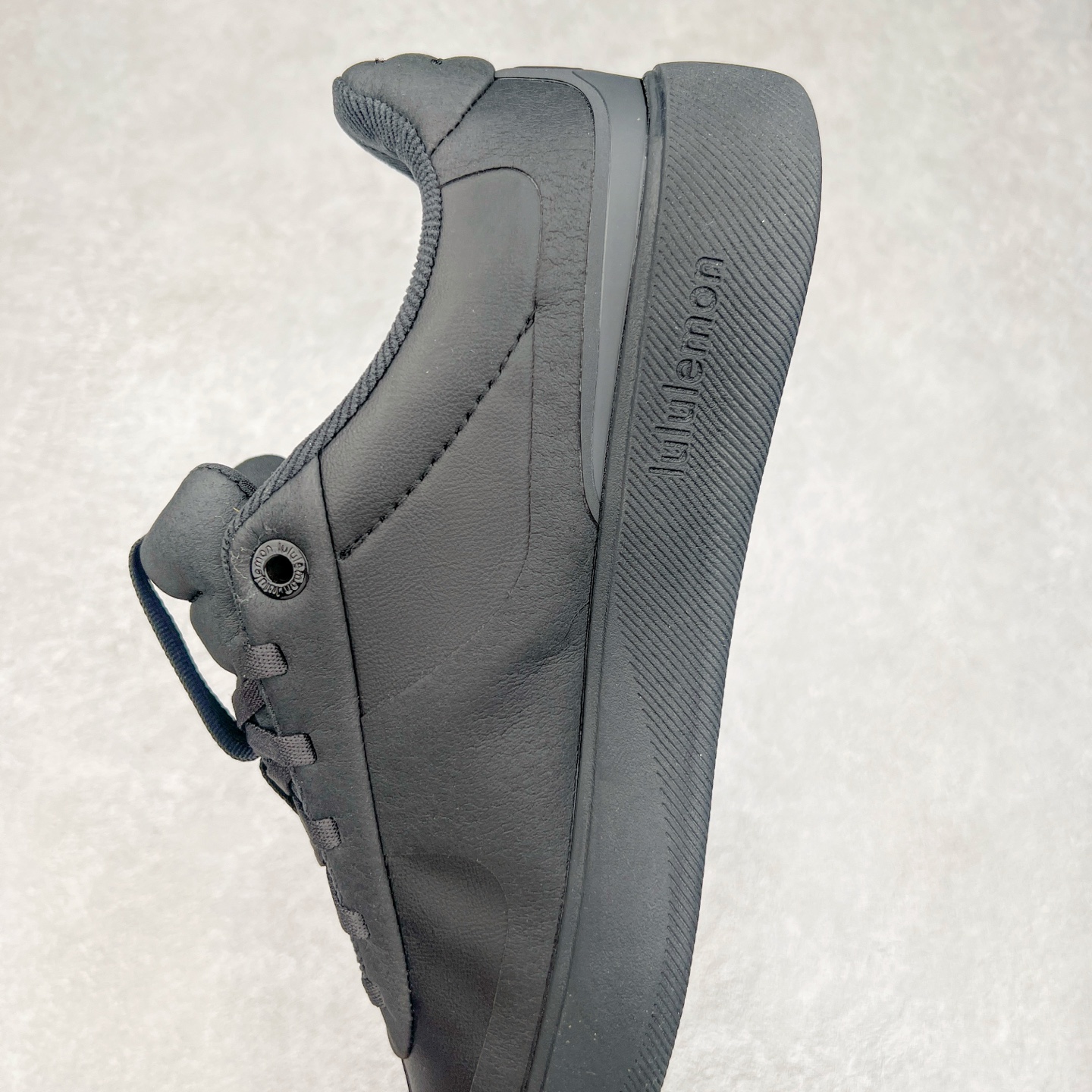 图片[7]-lululemon Cityverse 露露乐檬极简主义减震耐磨低帮生活休闲鞋 Cityverse将运动性能融入经典休闲鞋中，中底提供出色缓震，并贴合足部曲线，带来全天候的舒适感。鞋面采用两种材质拼接，且前半部分采用热熔压胶处理，无任何缝线，保留了鞋身整体性。模制泡沫的鞋垫带来上乘的脚感，在平日休闲穿着时不会磨脚，也能提供轻质软弹的效果。25年来，lululemon一直秉持“感受为先”的设计理念，并相信更好的感受带来更好的表现。此次男鞋的设计亦是如此。投入多年研究，针对男性在不同运动场景中的脚步形态设计了不同鞋履款式。同时，还进行了生物力学与形态学研究，为“他”带来更好的贴合度和感受。尺码：36 36.5 37.5 38 38.5 39 40 40.5 41 42 42.5 43 44 45-选品中心