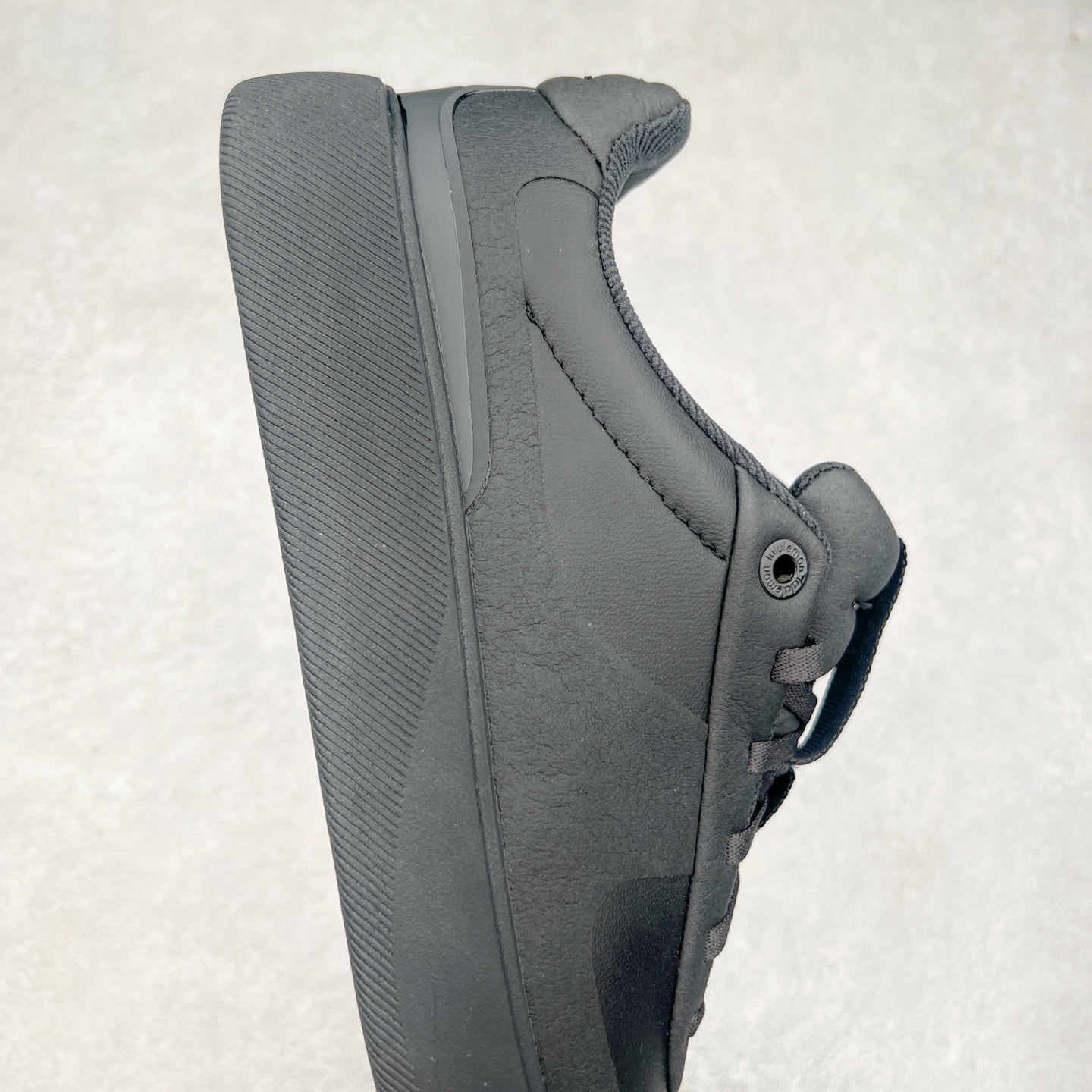 图片[6]-lululemon Cityverse 露露乐檬极简主义减震耐磨低帮生活休闲鞋 Cityverse将运动性能融入经典休闲鞋中，中底提供出色缓震，并贴合足部曲线，带来全天候的舒适感。鞋面采用两种材质拼接，且前半部分采用热熔压胶处理，无任何缝线，保留了鞋身整体性。模制泡沫的鞋垫带来上乘的脚感，在平日休闲穿着时不会磨脚，也能提供轻质软弹的效果。25年来，lululemon一直秉持“感受为先”的设计理念，并相信更好的感受带来更好的表现。此次男鞋的设计亦是如此。投入多年研究，针对男性在不同运动场景中的脚步形态设计了不同鞋履款式。同时，还进行了生物力学与形态学研究，为“他”带来更好的贴合度和感受。尺码：36 36.5 37.5 38 38.5 39 40 40.5 41 42 42.5 43 44 45-选品中心