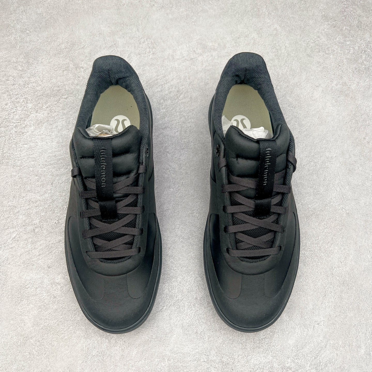 图片[2]-lululemon Cityverse 露露乐檬极简主义减震耐磨低帮生活休闲鞋 Cityverse将运动性能融入经典休闲鞋中，中底提供出色缓震，并贴合足部曲线，带来全天候的舒适感。鞋面采用两种材质拼接，且前半部分采用热熔压胶处理，无任何缝线，保留了鞋身整体性。模制泡沫的鞋垫带来上乘的脚感，在平日休闲穿着时不会磨脚，也能提供轻质软弹的效果。25年来，lululemon一直秉持“感受为先”的设计理念，并相信更好的感受带来更好的表现。此次男鞋的设计亦是如此。投入多年研究，针对男性在不同运动场景中的脚步形态设计了不同鞋履款式。同时，还进行了生物力学与形态学研究，为“他”带来更好的贴合度和感受。尺码：36 36.5 37.5 38 38.5 39 40 40.5 41 42 42.5 43 44 45-选品中心