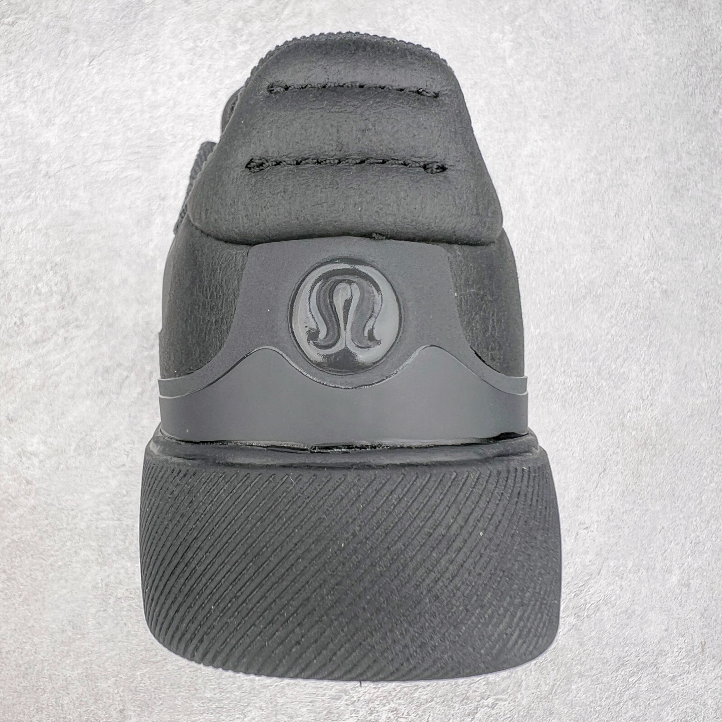 图片[8]-lululemon Cityverse 露露乐檬极简主义减震耐磨低帮生活休闲鞋 Cityverse将运动性能融入经典休闲鞋中，中底提供出色缓震，并贴合足部曲线，带来全天候的舒适感。鞋面采用两种材质拼接，且前半部分采用热熔压胶处理，无任何缝线，保留了鞋身整体性。模制泡沫的鞋垫带来上乘的脚感，在平日休闲穿着时不会磨脚，也能提供轻质软弹的效果。25年来，lululemon一直秉持“感受为先”的设计理念，并相信更好的感受带来更好的表现。此次男鞋的设计亦是如此。投入多年研究，针对男性在不同运动场景中的脚步形态设计了不同鞋履款式。同时，还进行了生物力学与形态学研究，为“他”带来更好的贴合度和感受。尺码：36 36.5 37.5 38 38.5 39 40 40.5 41 42 42.5 43 44 45-选品中心