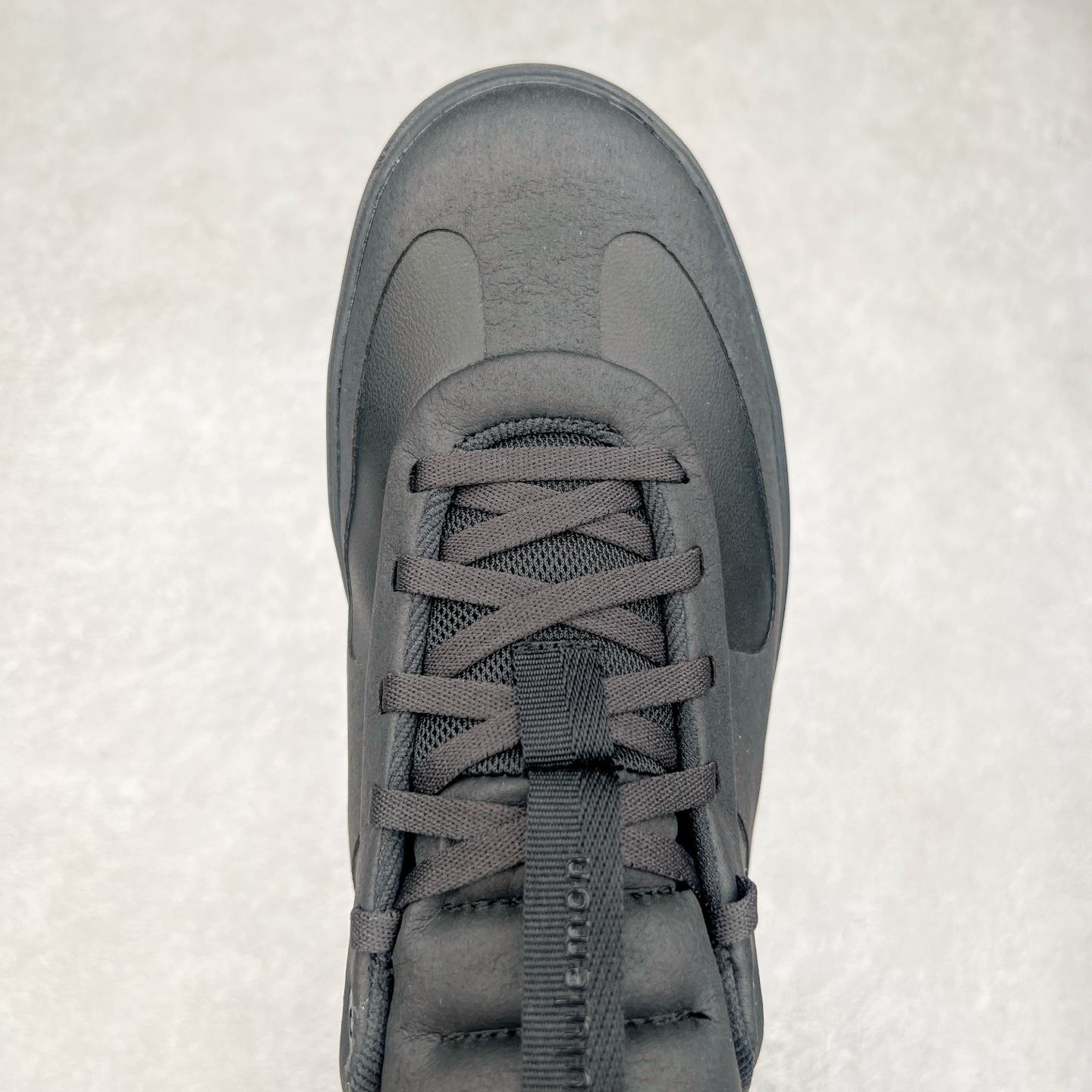 图片[4]-lululemon Cityverse 露露乐檬极简主义减震耐磨低帮生活休闲鞋 Cityverse将运动性能融入经典休闲鞋中，中底提供出色缓震，并贴合足部曲线，带来全天候的舒适感。鞋面采用两种材质拼接，且前半部分采用热熔压胶处理，无任何缝线，保留了鞋身整体性。模制泡沫的鞋垫带来上乘的脚感，在平日休闲穿着时不会磨脚，也能提供轻质软弹的效果。25年来，lululemon一直秉持“感受为先”的设计理念，并相信更好的感受带来更好的表现。此次男鞋的设计亦是如此。投入多年研究，针对男性在不同运动场景中的脚步形态设计了不同鞋履款式。同时，还进行了生物力学与形态学研究，为“他”带来更好的贴合度和感受。尺码：36 36.5 37.5 38 38.5 39 40 40.5 41 42 42.5 43 44 45-选品中心