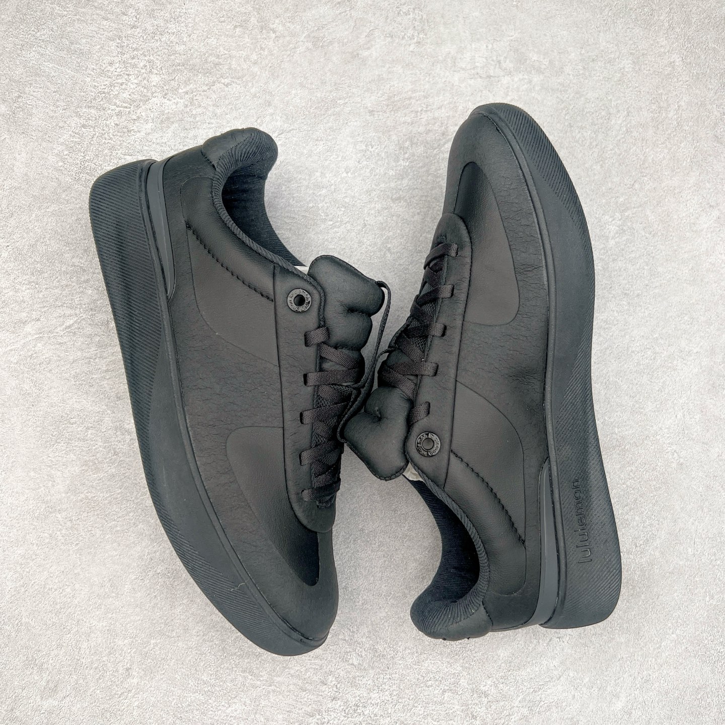 图片[3]-lululemon Cityverse 露露乐檬极简主义减震耐磨低帮生活休闲鞋 Cityverse将运动性能融入经典休闲鞋中，中底提供出色缓震，并贴合足部曲线，带来全天候的舒适感。鞋面采用两种材质拼接，且前半部分采用热熔压胶处理，无任何缝线，保留了鞋身整体性。模制泡沫的鞋垫带来上乘的脚感，在平日休闲穿着时不会磨脚，也能提供轻质软弹的效果。25年来，lululemon一直秉持“感受为先”的设计理念，并相信更好的感受带来更好的表现。此次男鞋的设计亦是如此。投入多年研究，针对男性在不同运动场景中的脚步形态设计了不同鞋履款式。同时，还进行了生物力学与形态学研究，为“他”带来更好的贴合度和感受。尺码：36 36.5 37.5 38 38.5 39 40 40.5 41 42 42.5 43 44 45-选品中心