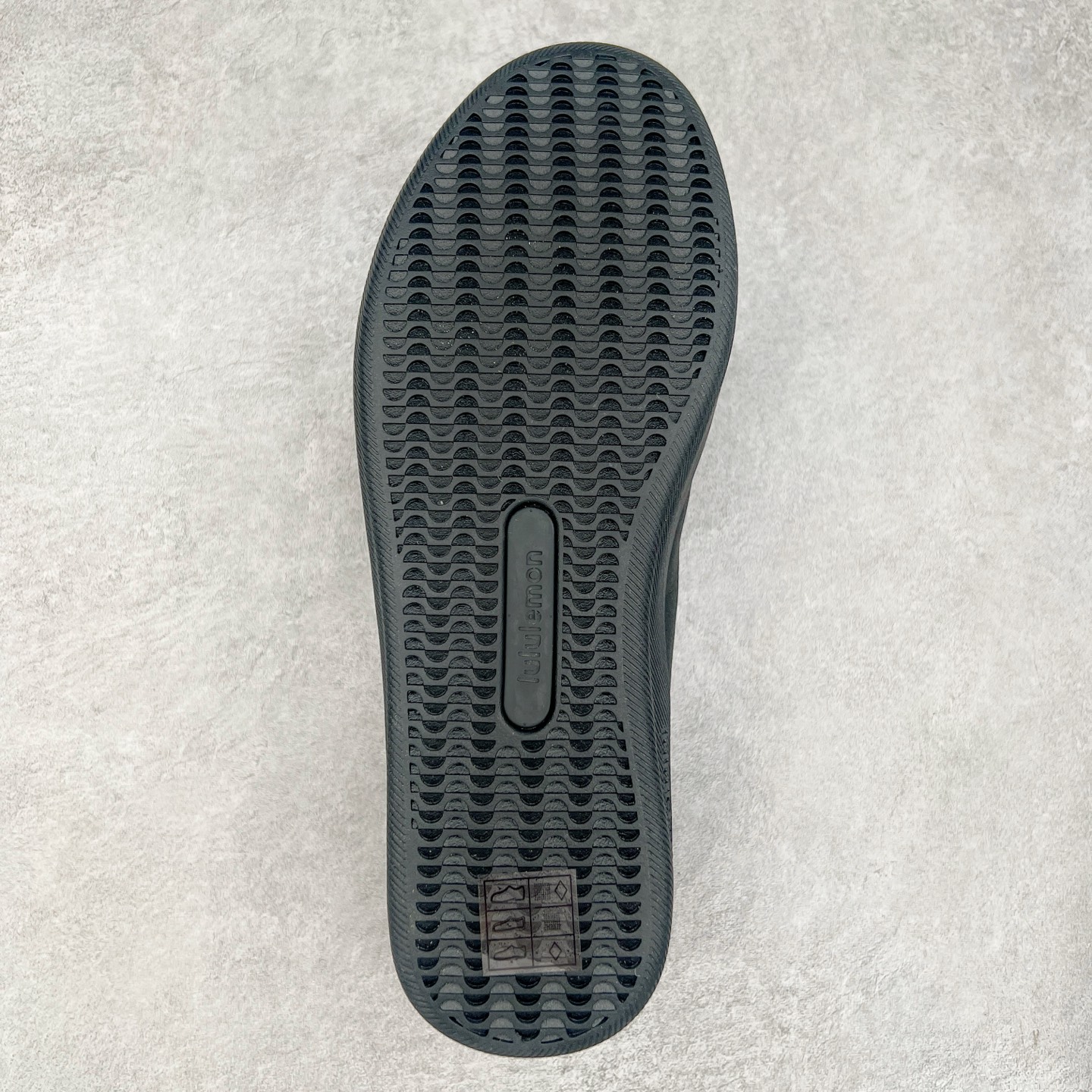 图片[9]-lululemon Cityverse 露露乐檬极简主义减震耐磨低帮生活休闲鞋 Cityverse将运动性能融入经典休闲鞋中，中底提供出色缓震，并贴合足部曲线，带来全天候的舒适感。鞋面采用两种材质拼接，且前半部分采用热熔压胶处理，无任何缝线，保留了鞋身整体性。模制泡沫的鞋垫带来上乘的脚感，在平日休闲穿着时不会磨脚，也能提供轻质软弹的效果。25年来，lululemon一直秉持“感受为先”的设计理念，并相信更好的感受带来更好的表现。此次男鞋的设计亦是如此。投入多年研究，针对男性在不同运动场景中的脚步形态设计了不同鞋履款式。同时，还进行了生物力学与形态学研究，为“他”带来更好的贴合度和感受。尺码：36 36.5 37.5 38 38.5 39 40 40.5 41 42 42.5 43 44 45-选品中心