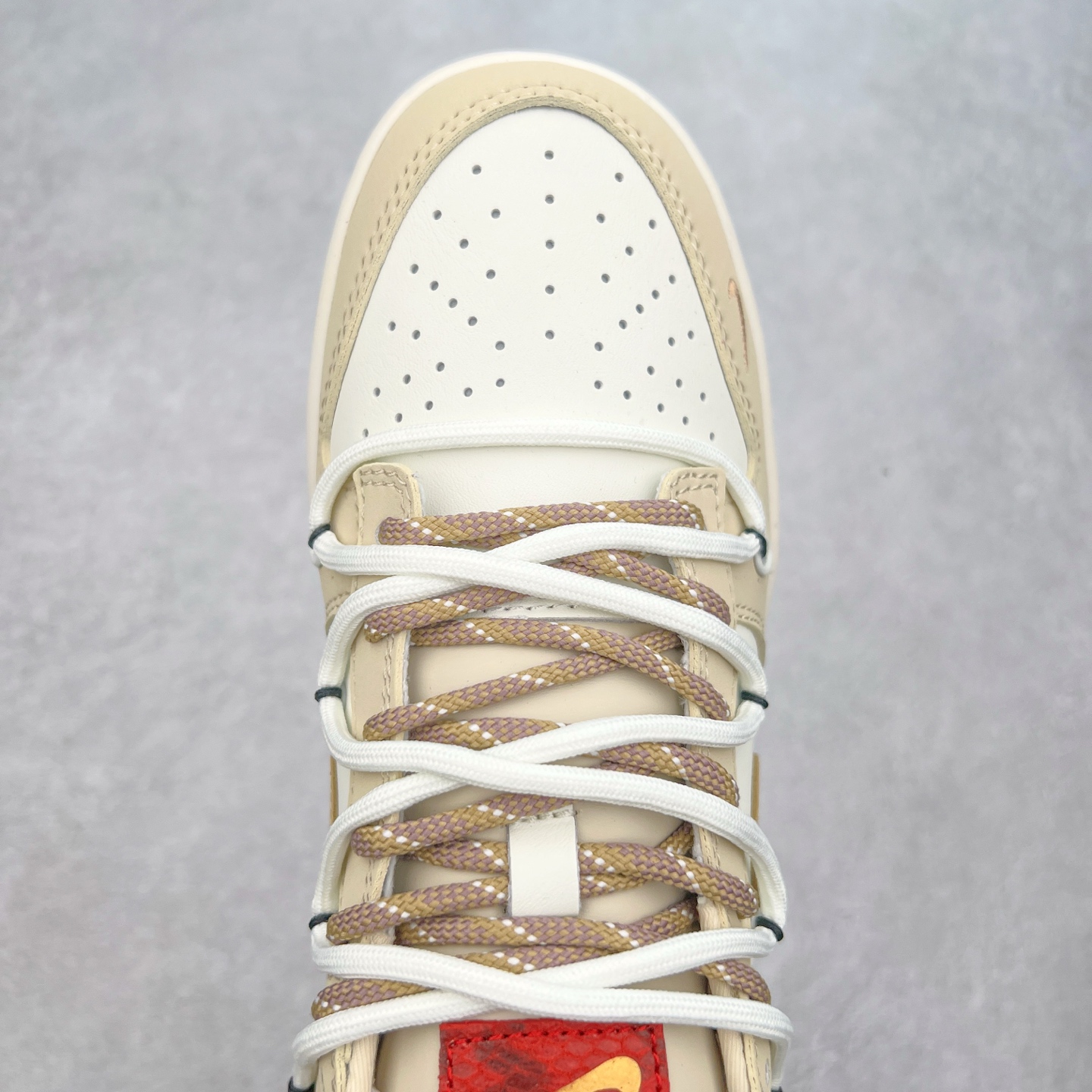 图片[4]-NK Dunk Low 定制配色 YX5066-291 大厂出品 极力推荐 原装头层材料 独家版型蒸餾加工帶來的是更好的视觉和脚感体验大厂纯原品质出货 清洁度 电绣工艺 皮料切割干净无任何毛边 细节完美 实拍调校N版已经零色差零失真 百分百还原实物色彩所见即所得 不存在货不对板色差等低级问题 选购参考实物拍摄 不混卖不参货 只用心做好货严格选品 承诺混一赔十 尺码：36 36.5 37.5 38 38.5 39 40 40.5 41 42 42.5 43 44 44.5 45-选品中心