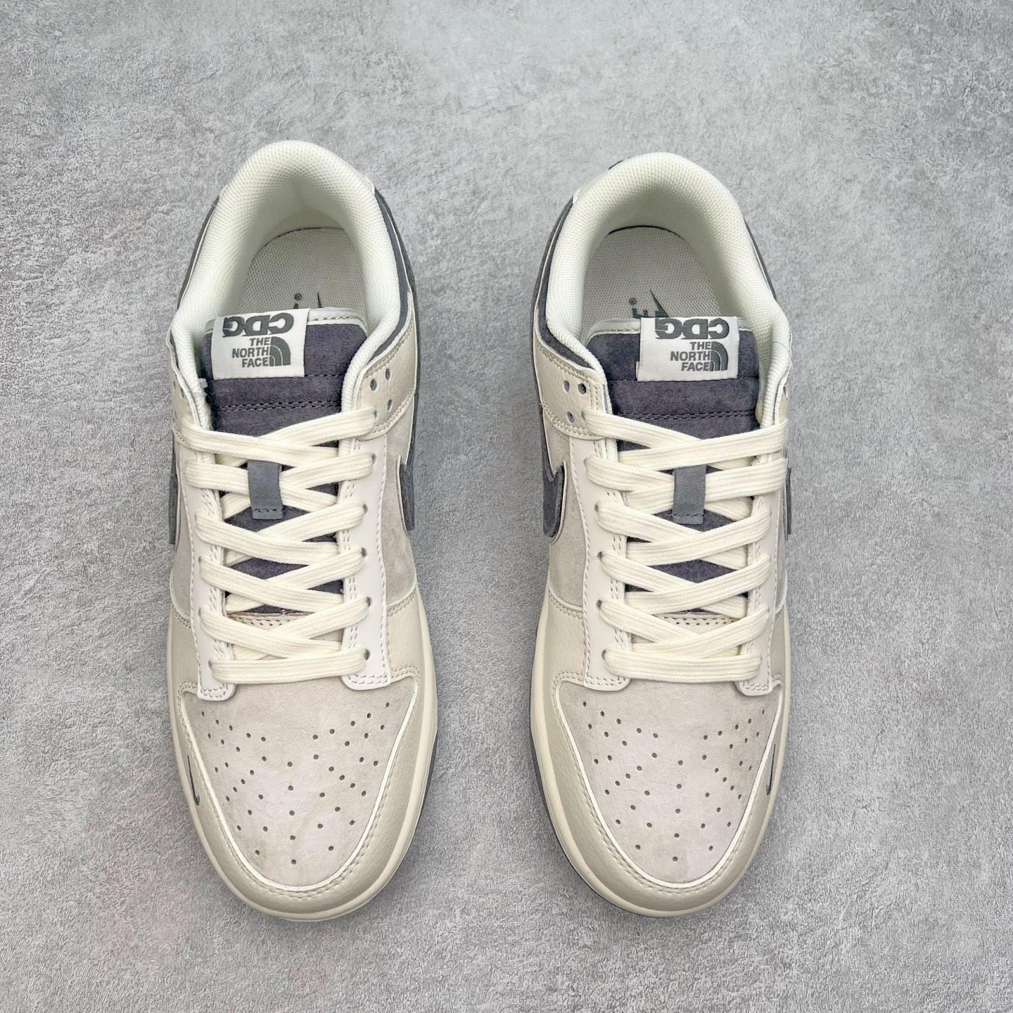 图片[2]-NK Dunk Low 定制配色 DQ1098-513 大厂出品 极力推荐 原装头层材料 独家版型蒸餾加工帶來的是更好的视觉和脚感体验大厂纯原品质出货 清洁度 电绣工艺 皮料切割干净无任何毛边 细节完美 实拍调校N版已经零色差零失真 百分百还原实物色彩所见即所得 不存在货不对板色差等低级问题 选购参考实物拍摄 不混卖不参货 只用心做好货严格选品 承诺混一赔十 尺码：36 36.5 37.5 38 38.5 39 40 40.5 41 42 42.5 43 44 44.5 45-选品中心