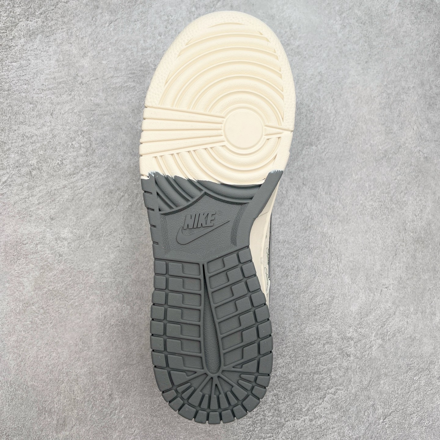 图片[9]-NK Dunk Low 定制配色 XS6089-540 大厂出品 极力推荐 原装头层材料 独家版型蒸餾加工帶來的是更好的视觉和脚感体验大厂纯原品质出货 清洁度 电绣工艺 皮料切割干净无任何毛边 细节完美 实拍调校N版已经零色差零失真 百分百还原实物色彩所见即所得 不存在货不对板色差等低级问题 选购参考实物拍摄 不混卖不参货 只用心做好货严格选品 承诺混一赔十 尺码：36 36.5 37.5 38 38.5 39 40 40.5 41 42 42.5 43 44 44.5 45-选品中心