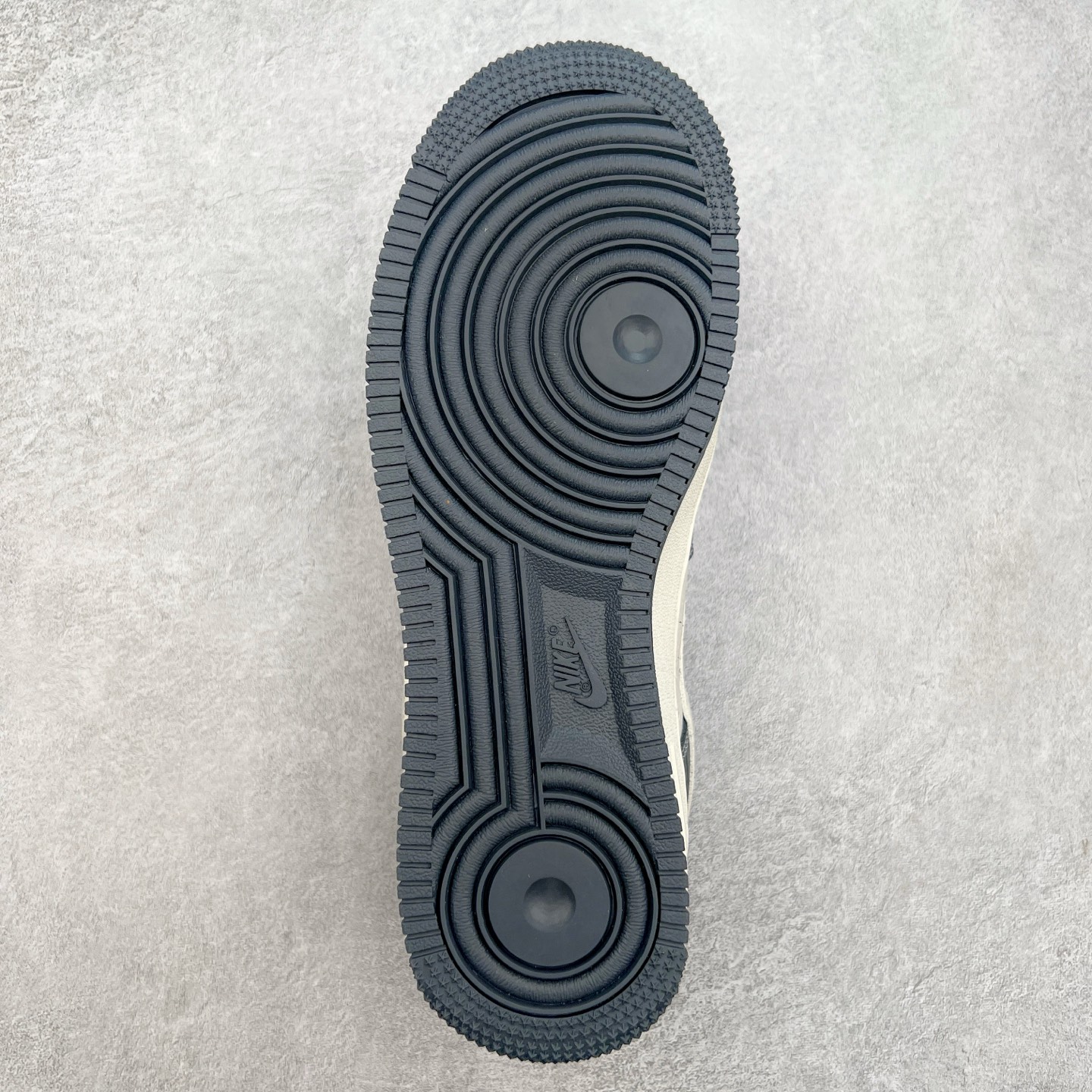 图片[9]-NK Air Force 1´07 Low 空军一号低帮百搭休闲运动板鞋 CS5288-002 柔软、弹性十足的缓震性能和出色的中底设计 横跨复古与现代的外型结合 造就出风靡全球 三十多年的Force 1 直到今天还深受青睐 实拍调校N版已经零色差零失真 百分百还原实物色彩所见即所得 不存在货不对板色差等低级问题 选购参考实物拍摄 不混卖不参货 只用心做好货严格选品 承诺混一赔十 尺码：36 36.5 37.5 38 38.5 39 40 40.5 41 42 42.5 43 44 44.5 45-选品中心