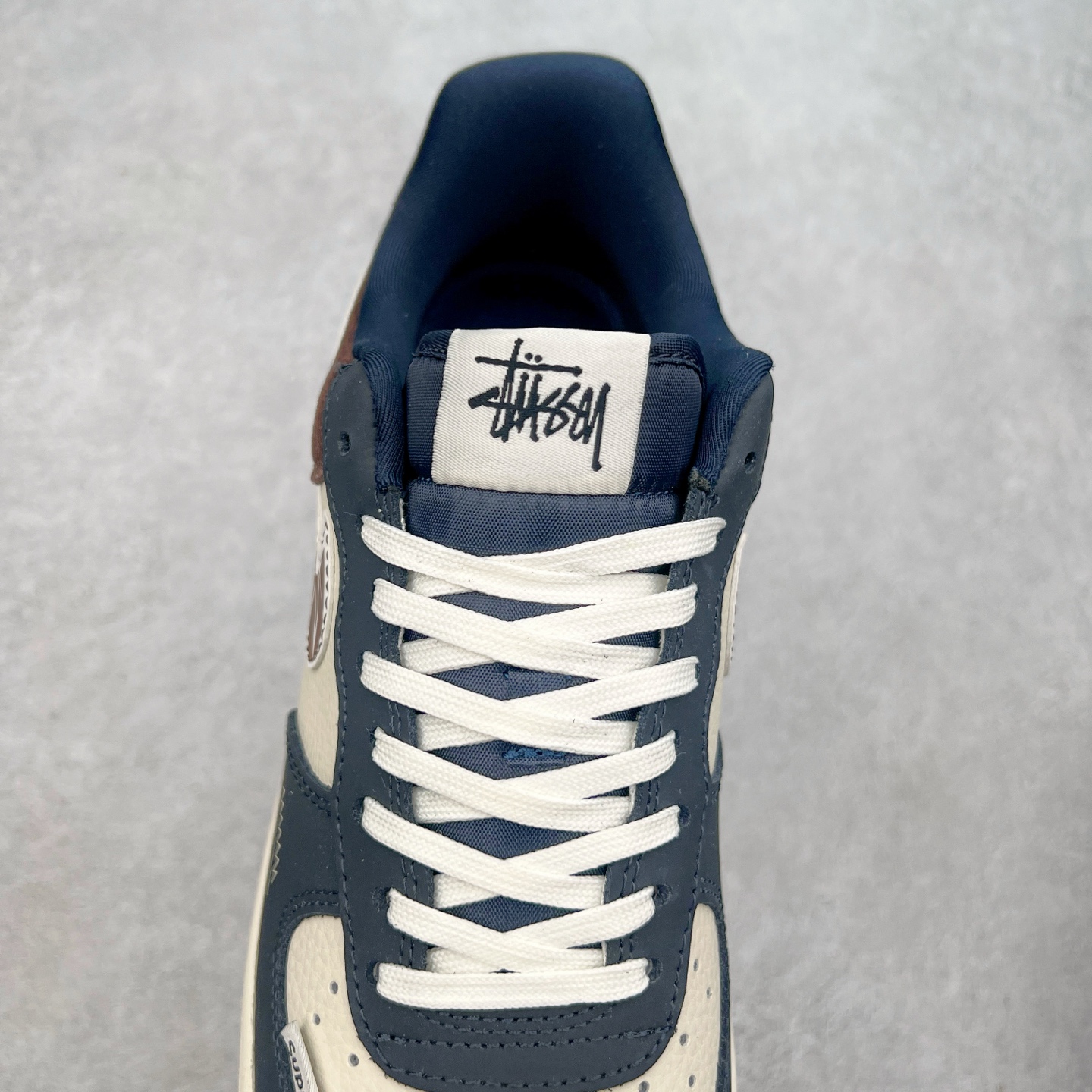 图片[5]-NK Air Force 1´07 Low 空军一号低帮百搭休闲运动板鞋 KK1988-061 柔软、弹性十足的缓震性能和出色的中底设计 横跨复古与现代的外型结合 造就出风靡全球 三十多年的Force 1 直到今天还深受青睐 实拍调校N版已经零色差零失真 百分百还原实物色彩所见即所得 不存在货不对板色差等低级问题 选购参考实物拍摄 不混卖不参货 只用心做好货严格选品 承诺混一赔十 尺码：36 36.5 37.5 38 38.5 39 40 40.5 41 42 42.5 43 44 44.5 45-选品中心