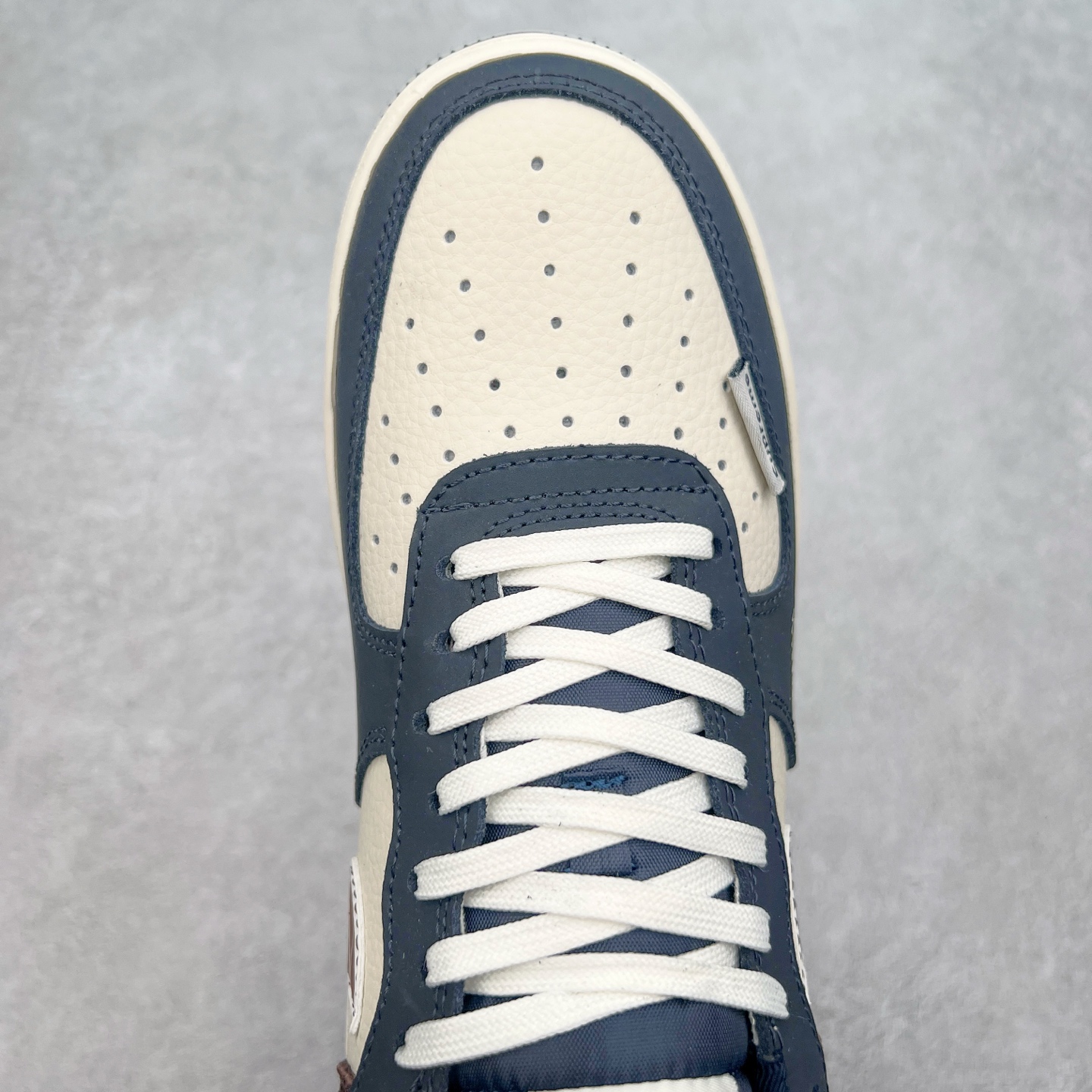 图片[4]-NK Air Force 1´07 Low 空军一号低帮百搭休闲运动板鞋 KK1988-061 柔软、弹性十足的缓震性能和出色的中底设计 横跨复古与现代的外型结合 造就出风靡全球 三十多年的Force 1 直到今天还深受青睐 实拍调校N版已经零色差零失真 百分百还原实物色彩所见即所得 不存在货不对板色差等低级问题 选购参考实物拍摄 不混卖不参货 只用心做好货严格选品 承诺混一赔十 尺码：36 36.5 37.5 38 38.5 39 40 40.5 41 42 42.5 43 44 44.5 45-选品中心