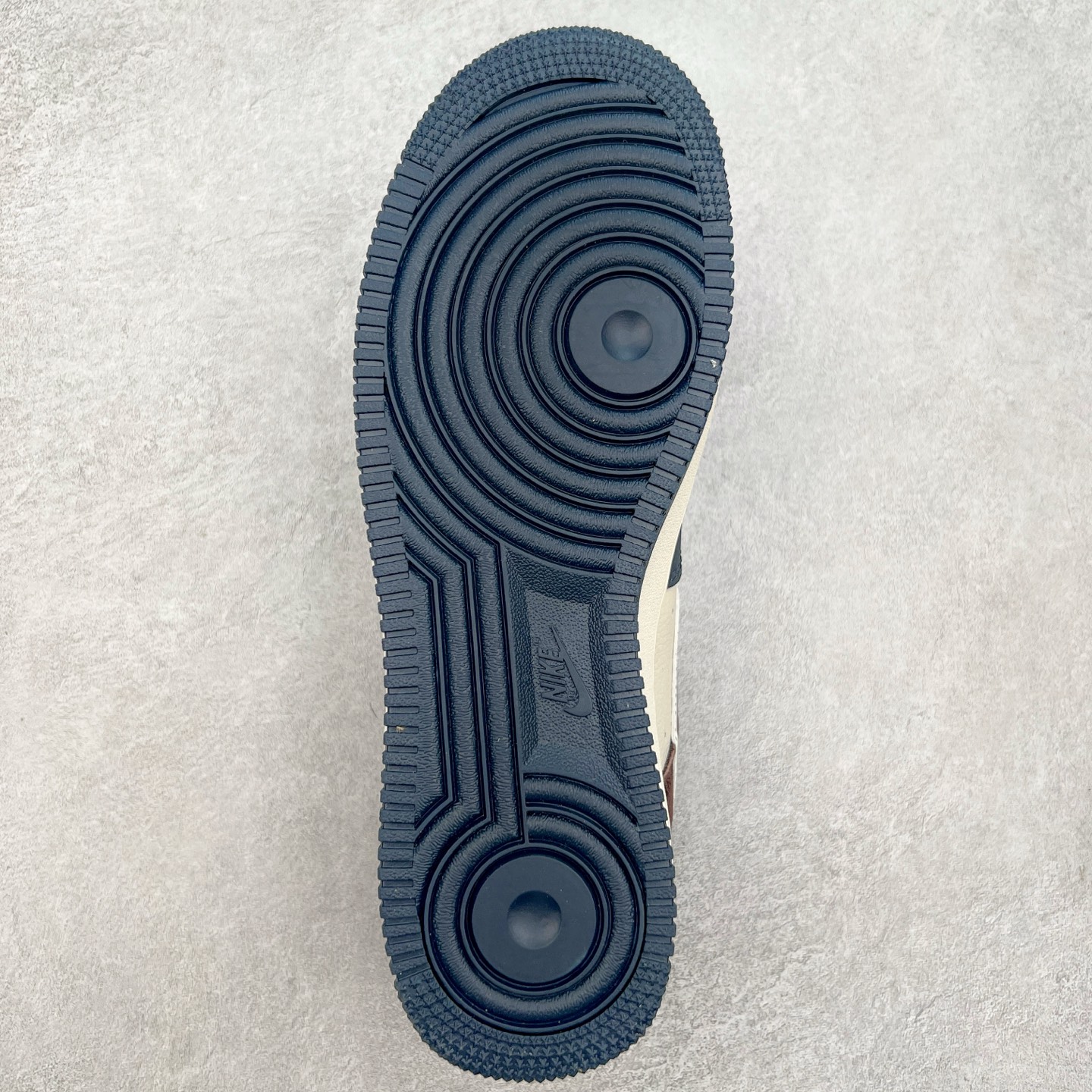 图片[9]-NK Air Force 1´07 Low 空军一号低帮百搭休闲运动板鞋 KK1988-061 柔软、弹性十足的缓震性能和出色的中底设计 横跨复古与现代的外型结合 造就出风靡全球 三十多年的Force 1 直到今天还深受青睐 实拍调校N版已经零色差零失真 百分百还原实物色彩所见即所得 不存在货不对板色差等低级问题 选购参考实物拍摄 不混卖不参货 只用心做好货严格选品 承诺混一赔十 尺码：36 36.5 37.5 38 38.5 39 40 40.5 41 42 42.5 43 44 44.5 45-选品中心