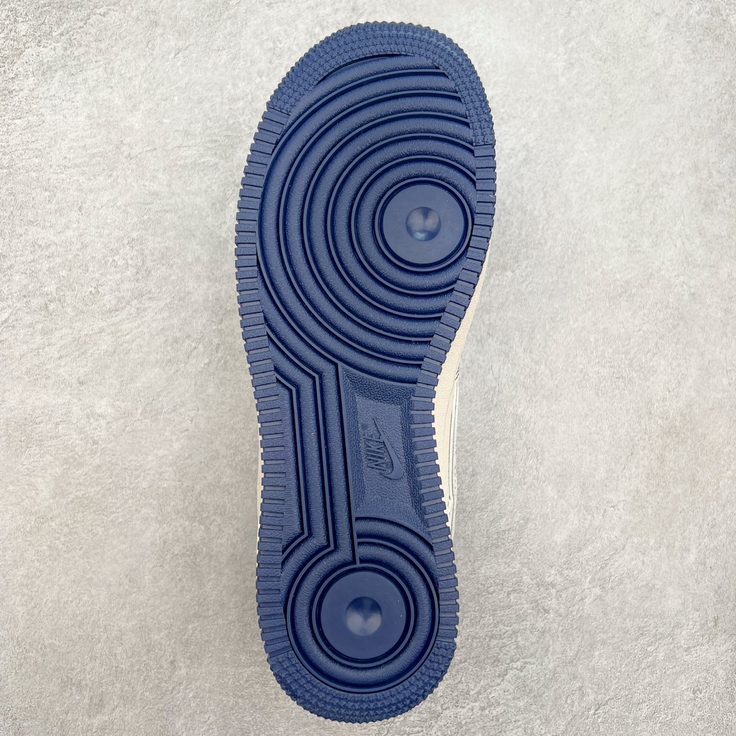 图片[9]-NK Air Force 1´07 Low 空军一号低帮百搭休闲运动板鞋 HH7518-066 柔软、弹性十足的缓震性能和出色的中底设计 横跨复古与现代的外型结合 造就出风靡全球 三十多年的Force 1 直到今天还深受青睐 实拍调校N版已经零色差零失真 百分百还原实物色彩所见即所得 不存在货不对板色差等低级问题 选购参考实物拍摄 不混卖不参货 只用心做好货严格选品 承诺混一赔十 尺码：36 36.5 37.5 38 38.5 39 40 40.5 41 42 42.5 43 44 44.5 45-选品中心