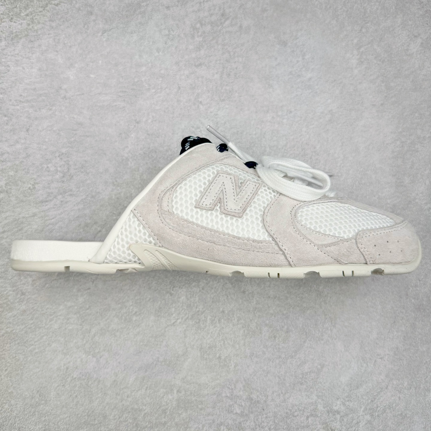MiuMiu x New Balance NB530 SL 缪缪联名系列低帮经典复古休闲运动鞋半拖 近几年运动品牌与各大潮流品牌不断推出联名产品，在球鞋圈拥有极高的热度。此外，奢侈品牌和运动品牌联名也早已非新鲜事，继 Dior 和 Jordan Brand 以及 Prada 和 adidas 合作后。近日，Miu Miu与New Balance的合作基本已经成为定番，每年都会上新，而近期的最新联名也已经正式曝光，预计会在24年春夏面世！相比之前两次使用的574，这次Miu Miu带来了全新风格。采用了全新型号MR530进行设计，继续使用复古的旧化效果和去年就被带火的美拉德配色打造。Miu Miu作为千禧文化的重要推手，这次也是直接挑选了New Balance 2000年代时发布的健身跑鞋MR530。整体做旧效果非常明显，甚至有些二手鞋的感觉，多少是有点瘦巴黎世家影响了......配色方面将会推出米色和棕色两种颜色可供选择，整体覆盖了做旧麂皮，鞋舌和鞋垫和之前一致，有Miu Miu的Logo，同时搭配皮革和棉质双鞋带组成。尺码：36 37 37.5 38 38.5 39.5 40 40.5 41.5 42 42.5 43.5 44 44.5 45-选品中心