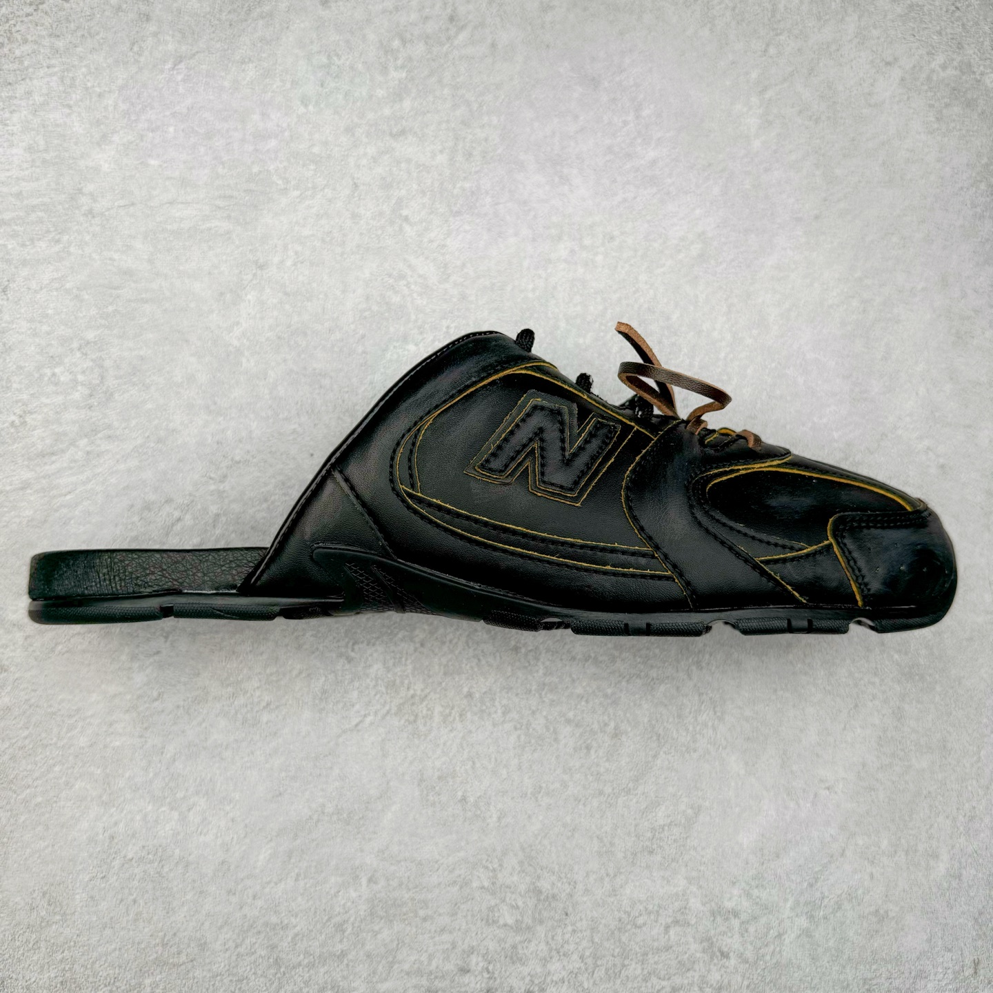 MiuMiu x New Balance NB530 SL 缪缪联名系列低帮经典复古休闲运动鞋半拖 近几年运动品牌与各大潮流品牌不断推出联名产品，在球鞋圈拥有极高的热度。此外，奢侈品牌和运动品牌联名也早已非新鲜事，继 Dior 和 Jordan Brand 以及 Prada 和 adidas 合作后。近日，Miu Miu与New Balance的合作基本已经成为定番，每年都会上新，而近期的最新联名也已经正式曝光，预计会在24年春夏面世！相比之前两次使用的574，这次Miu Miu带来了全新风格。采用了全新型号MR530进行设计，继续使用复古的旧化效果和去年就被带火的美拉德配色打造。Miu Miu作为千禧文化的重要推手，这次也是直接挑选了New Balance 2000年代时发布的健身跑鞋MR530。整体做旧效果非常明显，甚至有些二手鞋的感觉，多少是有点瘦巴黎世家影响了……配色方面将会推出米色和棕色两种颜色可供选择，整体覆盖了做旧麂皮，鞋舌和鞋垫和之前一致，有Miu Miu的Logo，同时搭配皮革和棉质双鞋带组成。尺码：36 37 37.5 38 38.5 39.5 40 40.5 41.5 42 42.5 43.5 44 44.5 45-选品中心