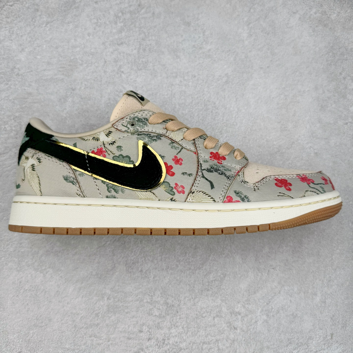 ＃DT纯原 Air Jordan AJ1 Low 低帮 八村塁联名 花卉 HV8293-100 终端优势供应 市面中低帮最具代表性版本没有之一 口碑大厂出品 品控大底版型不断改良更新 全套原纸板楦头开发 确保原汁原味 完美呈现版型 完美零毛边处理 原厂内置全掌气垫 价格定位良心 平台专用代工流水线出品 一眼公司既视感 拿到手的一瞬间就与众不同 碾压市面所有版本 全部原鞋开发 每一个配色都会采购原鞋确认细节 打破市面看图做货无好货之说 尺码：35.5 36 36.5 37.5 38 38.5 39 40 40.5 41 42 42.5 43 44 44.5 45 46-选品中心