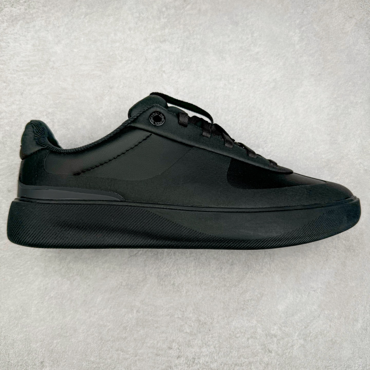 lululemon Cityverse 露露乐檬极简主义减震耐磨低帮生活休闲鞋 Cityverse将运动性能融入经典休闲鞋中，中底提供出色缓震，并贴合足部曲线，带来全天候的舒适感。鞋面采用两种材质拼接，且前半部分采用热熔压胶处理，无任何缝线，保留了鞋身整体性。模制泡沫的鞋垫带来上乘的脚感，在平日休闲穿着时不会磨脚，也能提供轻质软弹的效果。25年来，lululemon一直秉持“感受为先”的设计理念，并相信更好的感受带来更好的表现。此次男鞋的设计亦是如此。投入多年研究，针对男性在不同运动场景中的脚步形态设计了不同鞋履款式。同时，还进行了生物力学与形态学研究，为“他”带来更好的贴合度和感受。尺码：36 36.5 37.5 38 38.5 39 40 40.5 41 42 42.5 43 44 45-选品中心