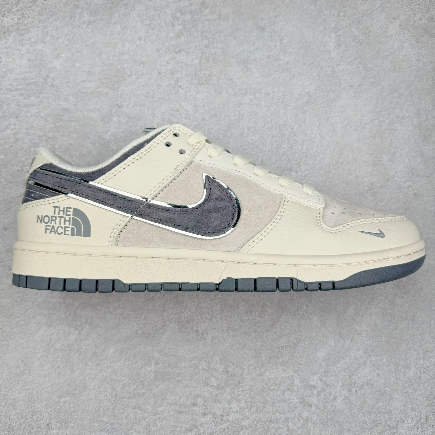 NK Dunk Low 定制配色 DQ1098-513 大厂出品 极力推荐 原装头层材料 独家版型蒸餾加工帶來的是更好的视觉和脚感体验大厂纯原品质出货 清洁度 电绣工艺 皮料切割干净无任何毛边 细节完美 实拍调校N版已经零色差零失真 百分百还原实物色彩所见即所得 不存在货不对板色差等低级问题 选购参考实物拍摄 不混卖不参货 只用心做好货严格选品 承诺混一赔十 尺码：36 36.5 37.5 38 38.5 39 40 40.5 41 42 42.5 43 44 44.5 45-选品中心