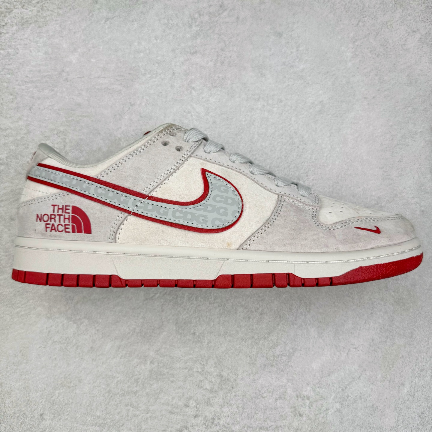 NK Dunk Low 定制配色 DQ1098-336 大厂出品 极力推荐 原装头层材料 独家版型蒸餾加工帶來的是更好的视觉和脚感体验大厂纯原品质出货 清洁度 电绣工艺 皮料切割干净无任何毛边 细节完美 实拍调校N版已经零色差零失真 百分百还原实物色彩所见即所得 不存在货不对板色差等低级问题 选购参考实物拍摄 不混卖不参货 只用心做好货严格选品 承诺混一赔十 尺码：36 36.5 37.5 38 38.5 39 40 40.5 41 42 42.5 43 44 44.5 45-选品中心