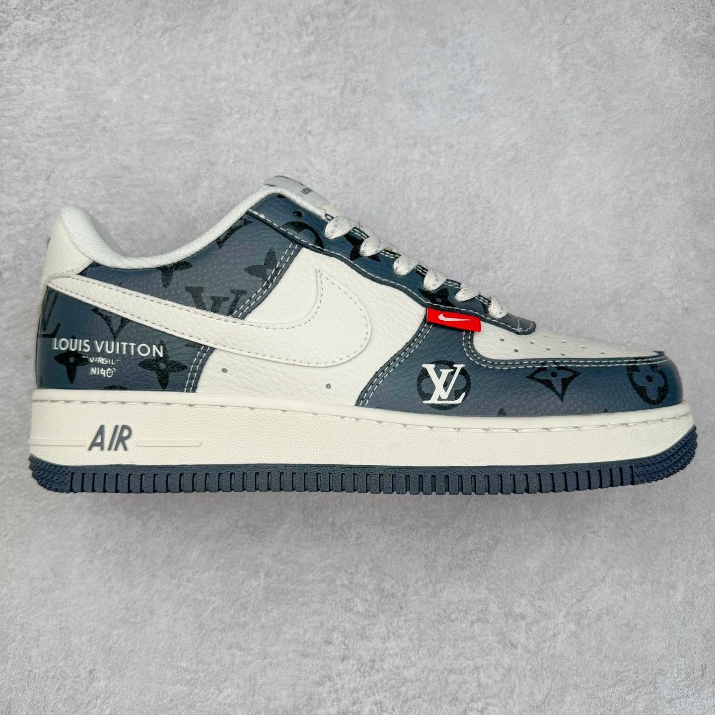 NK Air Force 1´07 Low 空军一号低帮百搭休闲运动板鞋 CS5288-002 柔软、弹性十足的缓震性能和出色的中底设计 横跨复古与现代的外型结合 造就出风靡全球 三十多年的Force 1 直到今天还深受青睐 实拍调校N版已经零色差零失真 百分百还原实物色彩所见即所得 不存在货不对板色差等低级问题 选购参考实物拍摄 不混卖不参货 只用心做好货严格选品 承诺混一赔十 尺码：36 36.5 37.5 38 38.5 39 40 40.5 41 42 42.5 43 44 44.5 45-选品中心