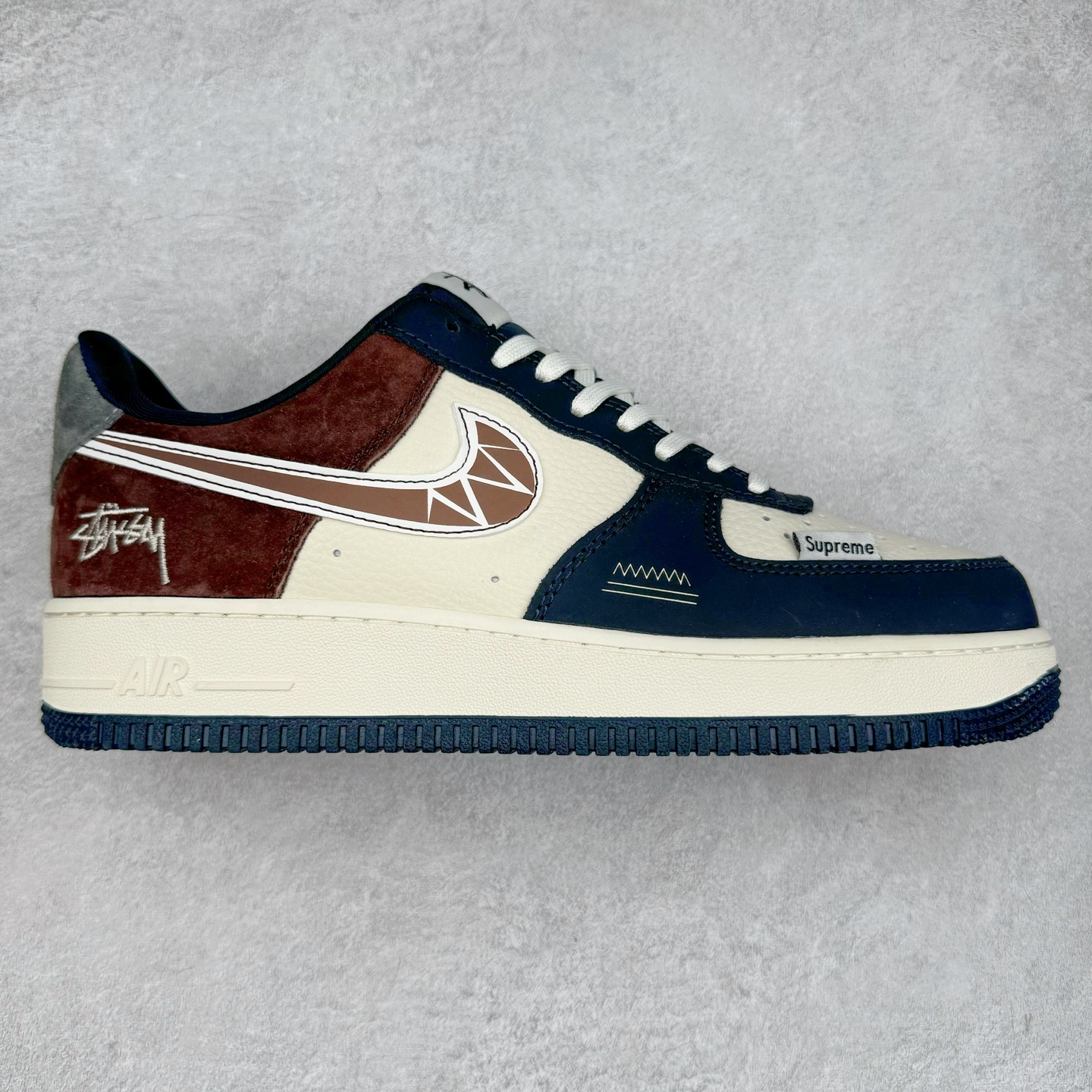 NK Air Force 1´07 Low 空军一号低帮百搭休闲运动板鞋 KK1988-061 柔软、弹性十足的缓震性能和出色的中底设计 横跨复古与现代的外型结合 造就出风靡全球 三十多年的Force 1 直到今天还深受青睐 实拍调校N版已经零色差零失真 百分百还原实物色彩所见即所得 不存在货不对板色差等低级问题 选购参考实物拍摄 不混卖不参货 只用心做好货严格选品 承诺混一赔十 尺码：36 36.5 37.5 38 38.5 39 40 40.5 41 42 42.5 43 44 44.5 45-选品中心