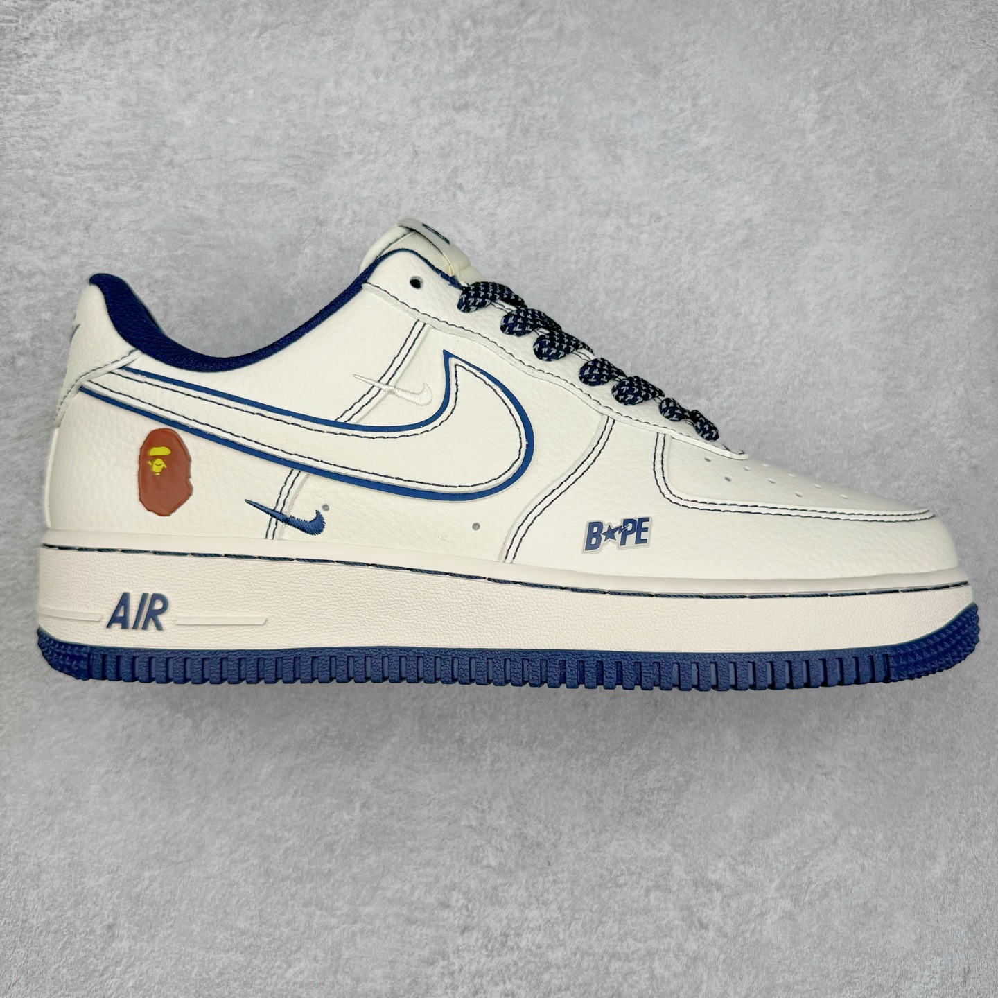 NK Air Force 1´07 Low 空军一号低帮百搭休闲运动板鞋 HH7518-066 柔软、弹性十足的缓震性能和出色的中底设计 横跨复古与现代的外型结合 造就出风靡全球 三十多年的Force 1 直到今天还深受青睐 实拍调校N版已经零色差零失真 百分百还原实物色彩所见即所得 不存在货不对板色差等低级问题 选购参考实物拍摄 不混卖不参货 只用心做好货严格选品 承诺混一赔十 尺码：36 36.5 37.5 38 38.5 39 40 40.5 41 42 42.5 43 44 44.5 45-选品中心