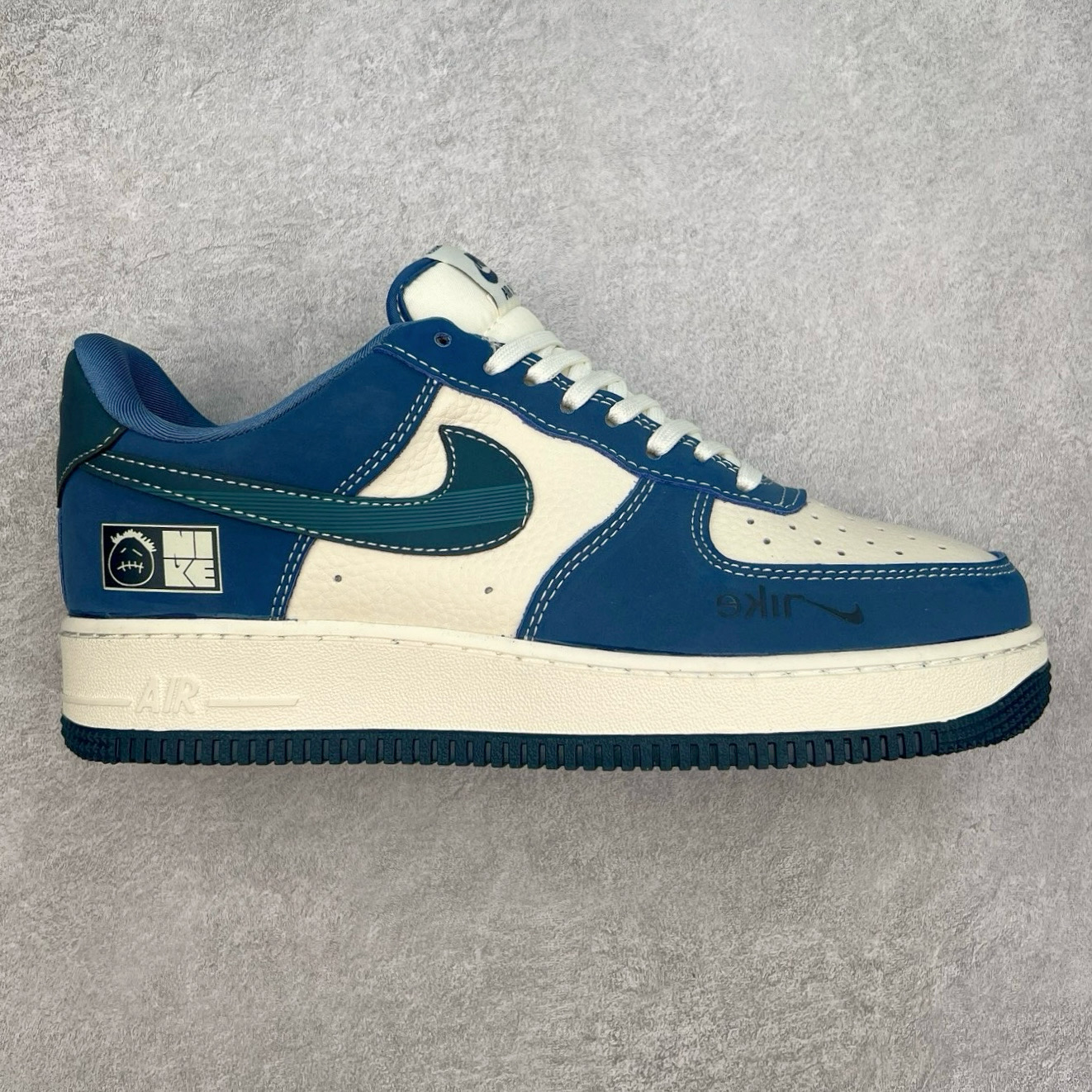 NK Air Force 1´07 Low 空军一号低帮百搭休闲运动板鞋 KK1988-068 柔软、弹性十足的缓震性能和出色的中底设计 横跨复古与现代的外型结合 造就出风靡全球 三十多年的Force 1 直到今天还深受青睐 实拍调校N版已经零色差零失真 百分百还原实物色彩所见即所得 不存在货不对板色差等低级问题 选购参考实物拍摄 不混卖不参货 只用心做好货严格选品 承诺混一赔十 尺码：36 36.5 37.5 38 38.5 39 40 40.5 41 42 42.5 43 44 44.5 45-选品中心