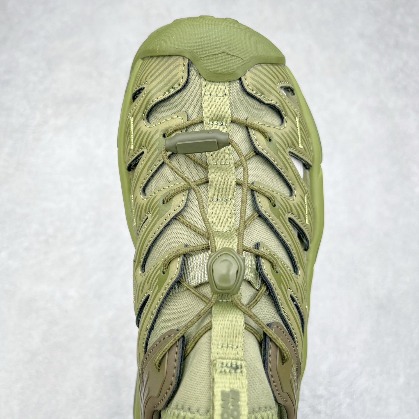 图片[4]-＃HK纯原 HOKA One One Hopara Sandals 霍帕拉系列水路两用溯溪涉水休闲户外露营凉鞋 作为先锋品牌的 HOKA ONE ONE总是以独特的方式 HOPA RA是一款溯溪鞋 又名排水鞋 可长期用于涉水和溯溪 保护脚底和脚趾的安全和舒适 鞋面材料速干 透气 耐磨 鞋底防滑 耐磨 抓地能力强 出于安全考虑 设计要求较高 涉水溯溪过程中 水 泥沙 可以直接从鞋内大孔排出 细纹鞋底使在岩石上抓地能力强 避免打滑 而上路后 鞋面具有快干透气等优点 尺码：36 36.5 37.5 38 39 40 40.5 41 42 42.5 43 44 45-选品中心