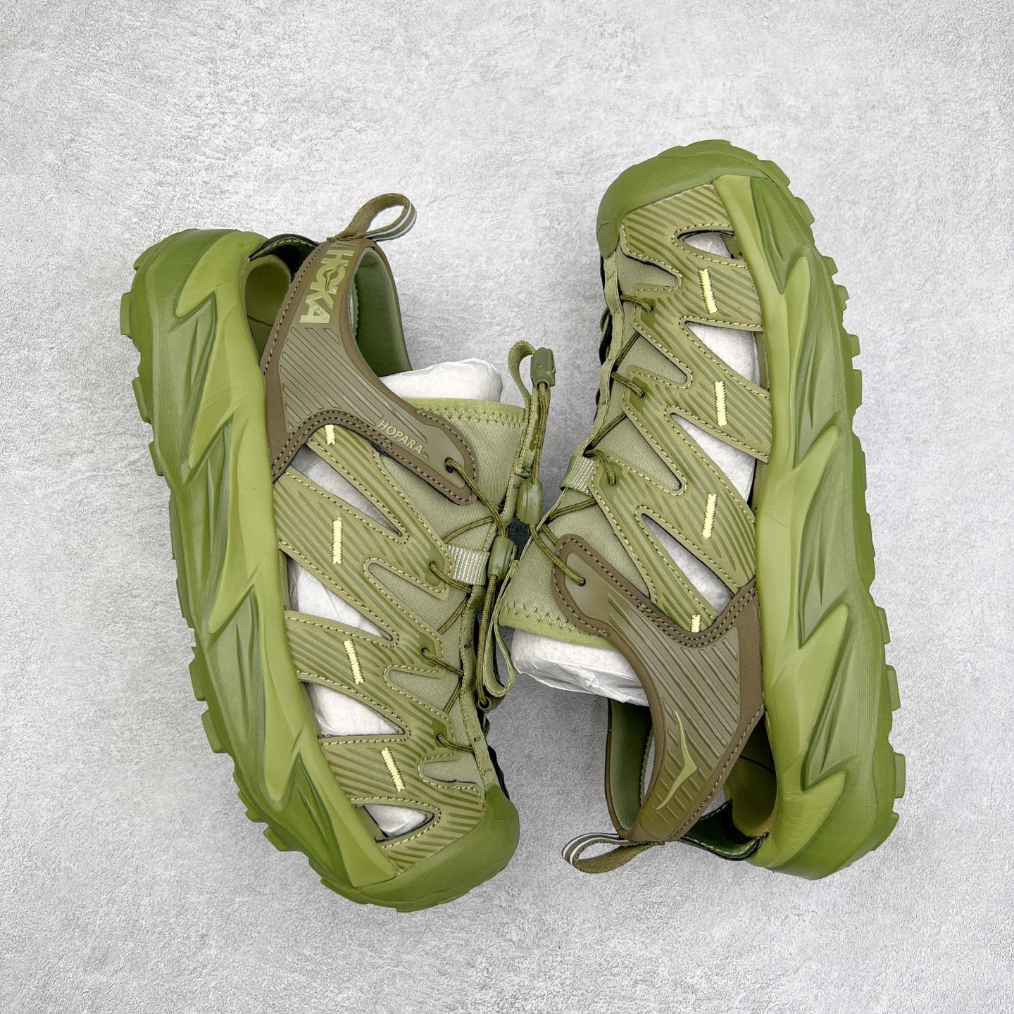 图片[3]-＃HK纯原 HOKA One One Hopara Sandals 霍帕拉系列水路两用溯溪涉水休闲户外露营凉鞋 作为先锋品牌的 HOKA ONE ONE总是以独特的方式 HOPA RA是一款溯溪鞋 又名排水鞋 可长期用于涉水和溯溪 保护脚底和脚趾的安全和舒适 鞋面材料速干 透气 耐磨 鞋底防滑 耐磨 抓地能力强 出于安全考虑 设计要求较高 涉水溯溪过程中 水 泥沙 可以直接从鞋内大孔排出 细纹鞋底使在岩石上抓地能力强 避免打滑 而上路后 鞋面具有快干透气等优点 尺码：36 36.5 37.5 38 39 40 40.5 41 42 42.5 43 44 45-选品中心