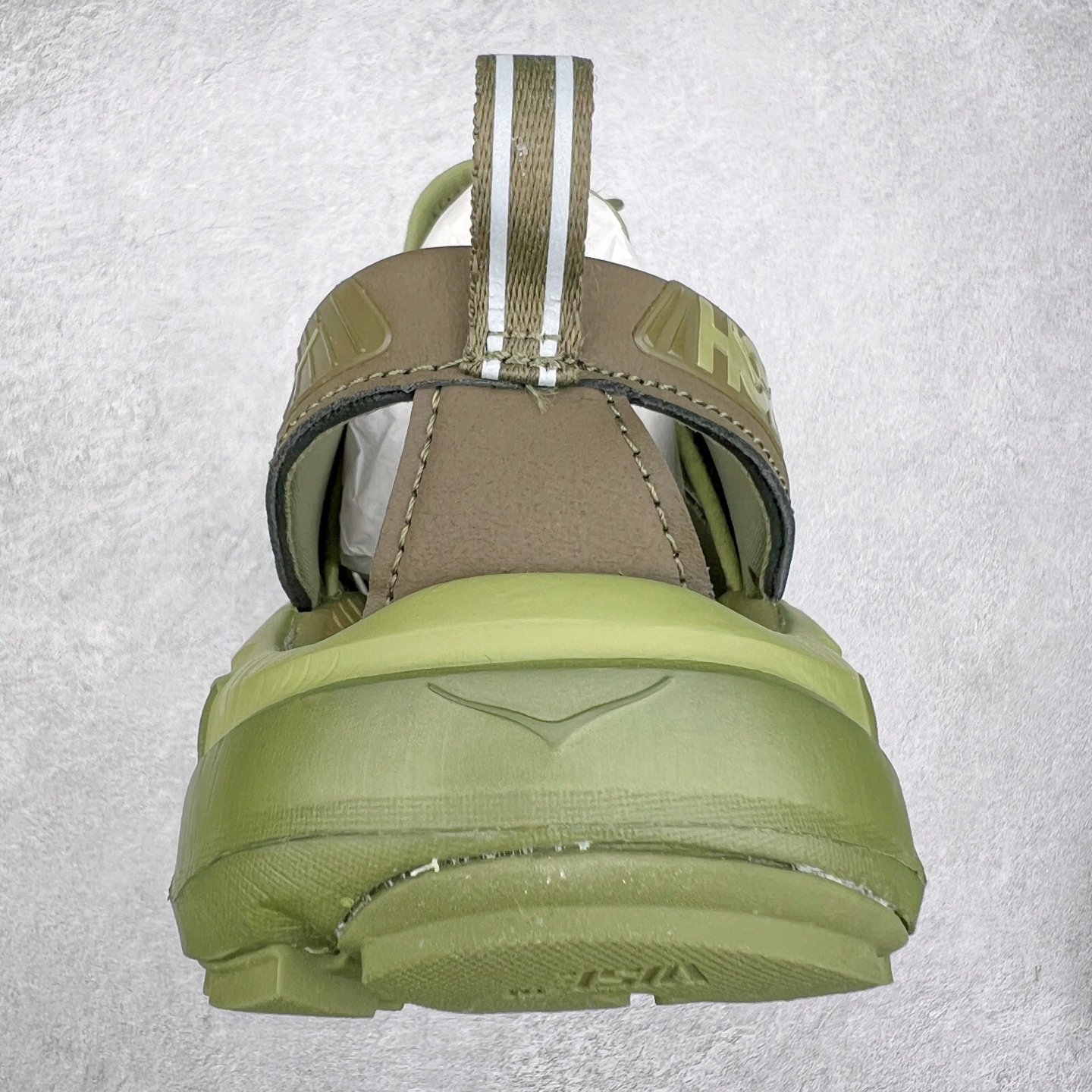 图片[8]-＃HK纯原 HOKA One One Hopara Sandals 霍帕拉系列水路两用溯溪涉水休闲户外露营凉鞋 作为先锋品牌的 HOKA ONE ONE总是以独特的方式 HOPA RA是一款溯溪鞋 又名排水鞋 可长期用于涉水和溯溪 保护脚底和脚趾的安全和舒适 鞋面材料速干 透气 耐磨 鞋底防滑 耐磨 抓地能力强 出于安全考虑 设计要求较高 涉水溯溪过程中 水 泥沙 可以直接从鞋内大孔排出 细纹鞋底使在岩石上抓地能力强 避免打滑 而上路后 鞋面具有快干透气等优点 尺码：36 36.5 37.5 38 39 40 40.5 41 42 42.5 43 44 45-选品中心