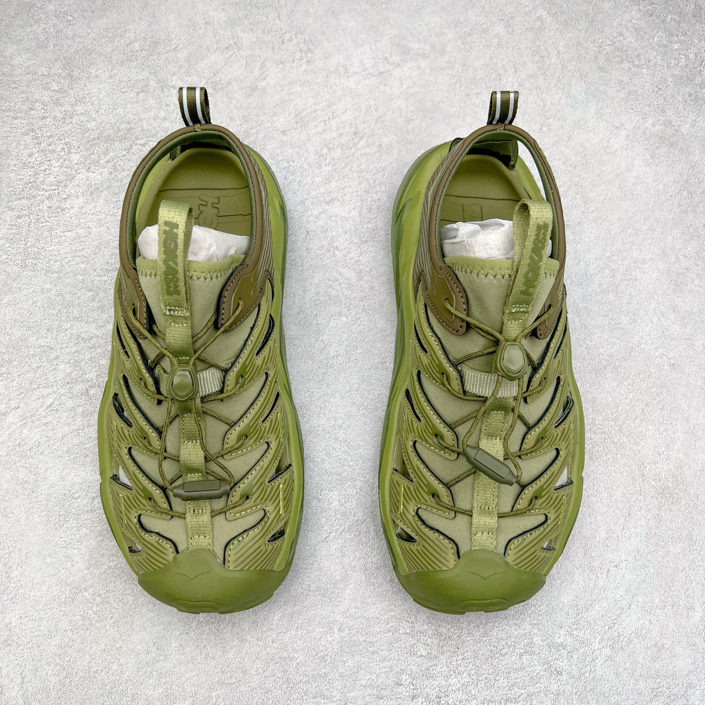 图片[2]-＃HK纯原 HOKA One One Hopara Sandals 霍帕拉系列水路两用溯溪涉水休闲户外露营凉鞋 作为先锋品牌的 HOKA ONE ONE总是以独特的方式 HOPA RA是一款溯溪鞋 又名排水鞋 可长期用于涉水和溯溪 保护脚底和脚趾的安全和舒适 鞋面材料速干 透气 耐磨 鞋底防滑 耐磨 抓地能力强 出于安全考虑 设计要求较高 涉水溯溪过程中 水 泥沙 可以直接从鞋内大孔排出 细纹鞋底使在岩石上抓地能力强 避免打滑 而上路后 鞋面具有快干透气等优点 尺码：36 36.5 37.5 38 39 40 40.5 41 42 42.5 43 44 45-选品中心