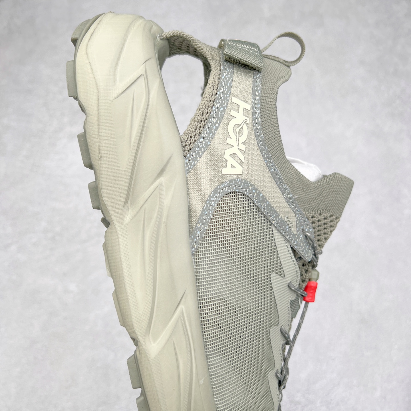 图片[6]-＃HK纯原 HOKA One One Hopara Sandals 霍帕拉系列水路两用溯溪涉水休闲户外露营凉鞋 作为先锋品牌的 HOKA ONE ONE总是以独特的方式 HOPA RA是一款溯溪鞋 又名排水鞋 可长期用于涉水和溯溪 保护脚底和脚趾的安全和舒适 鞋面材料速干 透气 耐磨 鞋底防滑 耐磨 抓地能力强 出于安全考虑 设计要求较高 涉水溯溪过程中 水 泥沙 可以直接从鞋内大孔排出 细纹鞋底使在岩石上抓地能力强 避免打滑 而上路后 鞋面具有快干透气等优点 尺码：36 36.5 37.5 38 39 40 40.5 41 42 42.5 43 44 45-选品中心