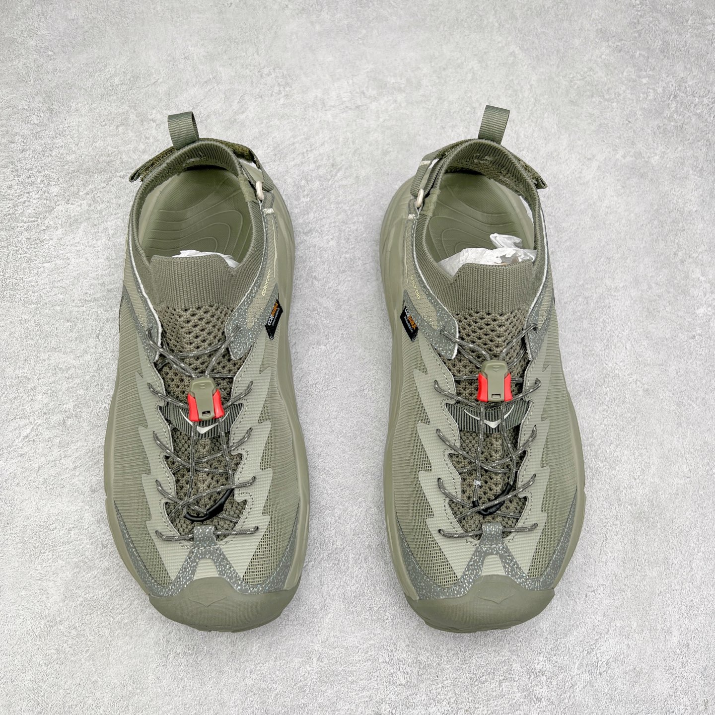 图片[2]-＃HK纯原 HOKA One One Hopara Sandals 霍帕拉系列水路两用溯溪涉水休闲户外露营凉鞋 作为先锋品牌的 HOKA ONE ONE总是以独特的方式 HOPA RA是一款溯溪鞋 又名排水鞋 可长期用于涉水和溯溪 保护脚底和脚趾的安全和舒适 鞋面材料速干 透气 耐磨 鞋底防滑 耐磨 抓地能力强 出于安全考虑 设计要求较高 涉水溯溪过程中 水 泥沙 可以直接从鞋内大孔排出 细纹鞋底使在岩石上抓地能力强 避免打滑 而上路后 鞋面具有快干透气等优点 尺码：36 36.5 37.5 38 39 40 40.5 41 42 42.5 43 44 45-选品中心