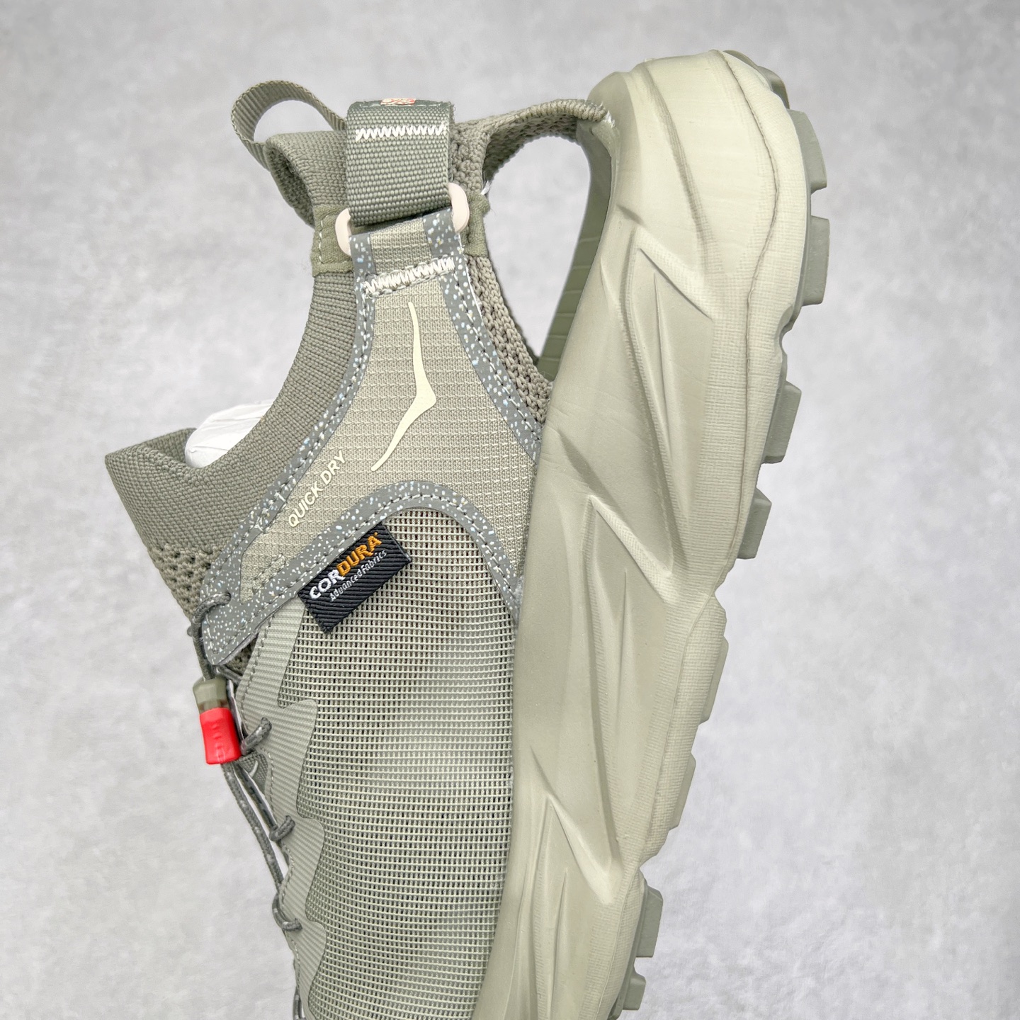 图片[7]-＃HK纯原 HOKA One One Hopara Sandals 霍帕拉系列水路两用溯溪涉水休闲户外露营凉鞋 作为先锋品牌的 HOKA ONE ONE总是以独特的方式 HOPA RA是一款溯溪鞋 又名排水鞋 可长期用于涉水和溯溪 保护脚底和脚趾的安全和舒适 鞋面材料速干 透气 耐磨 鞋底防滑 耐磨 抓地能力强 出于安全考虑 设计要求较高 涉水溯溪过程中 水 泥沙 可以直接从鞋内大孔排出 细纹鞋底使在岩石上抓地能力强 避免打滑 而上路后 鞋面具有快干透气等优点 尺码：36 36.5 37.5 38 39 40 40.5 41 42 42.5 43 44 45-选品中心