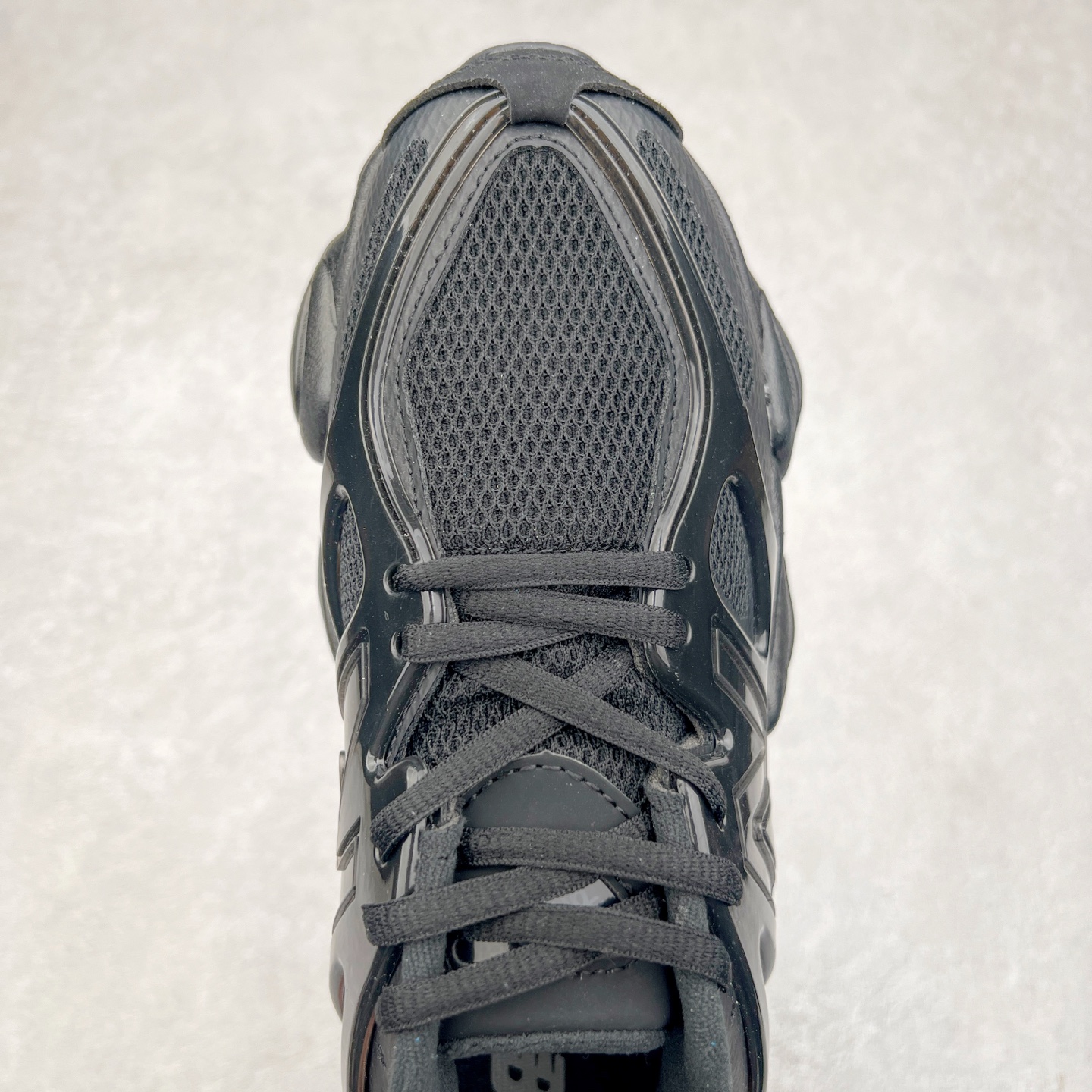 图片[4]-New Balance NB9060 复古运动鞋 新百伦又带来了新鞋型 并且是与芝加哥街头品牌 Joe Freshgoods 的联名款 鞋身主体采用了类似 990 系列的设计风格 与传统复古慢跑鞋区别不大 最大的变化就是鞋底部分 在传统设计的中底外层 增加了多个分区的模块 圆润的线条设计与我们熟悉的 New Balance 风格截然不同 但与同样充满弧形线条的鞋面搭配 看起来毫无违和感 尺码：36-45-选品中心