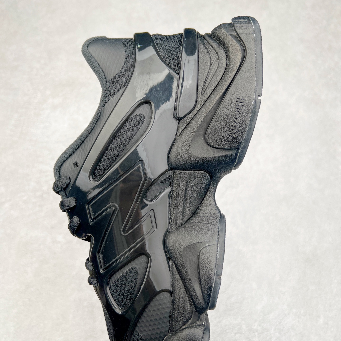 图片[7]-New Balance NB9060 复古运动鞋 新百伦又带来了新鞋型 并且是与芝加哥街头品牌 Joe Freshgoods 的联名款 鞋身主体采用了类似 990 系列的设计风格 与传统复古慢跑鞋区别不大 最大的变化就是鞋底部分 在传统设计的中底外层 增加了多个分区的模块 圆润的线条设计与我们熟悉的 New Balance 风格截然不同 但与同样充满弧形线条的鞋面搭配 看起来毫无违和感 尺码：36-45-选品中心